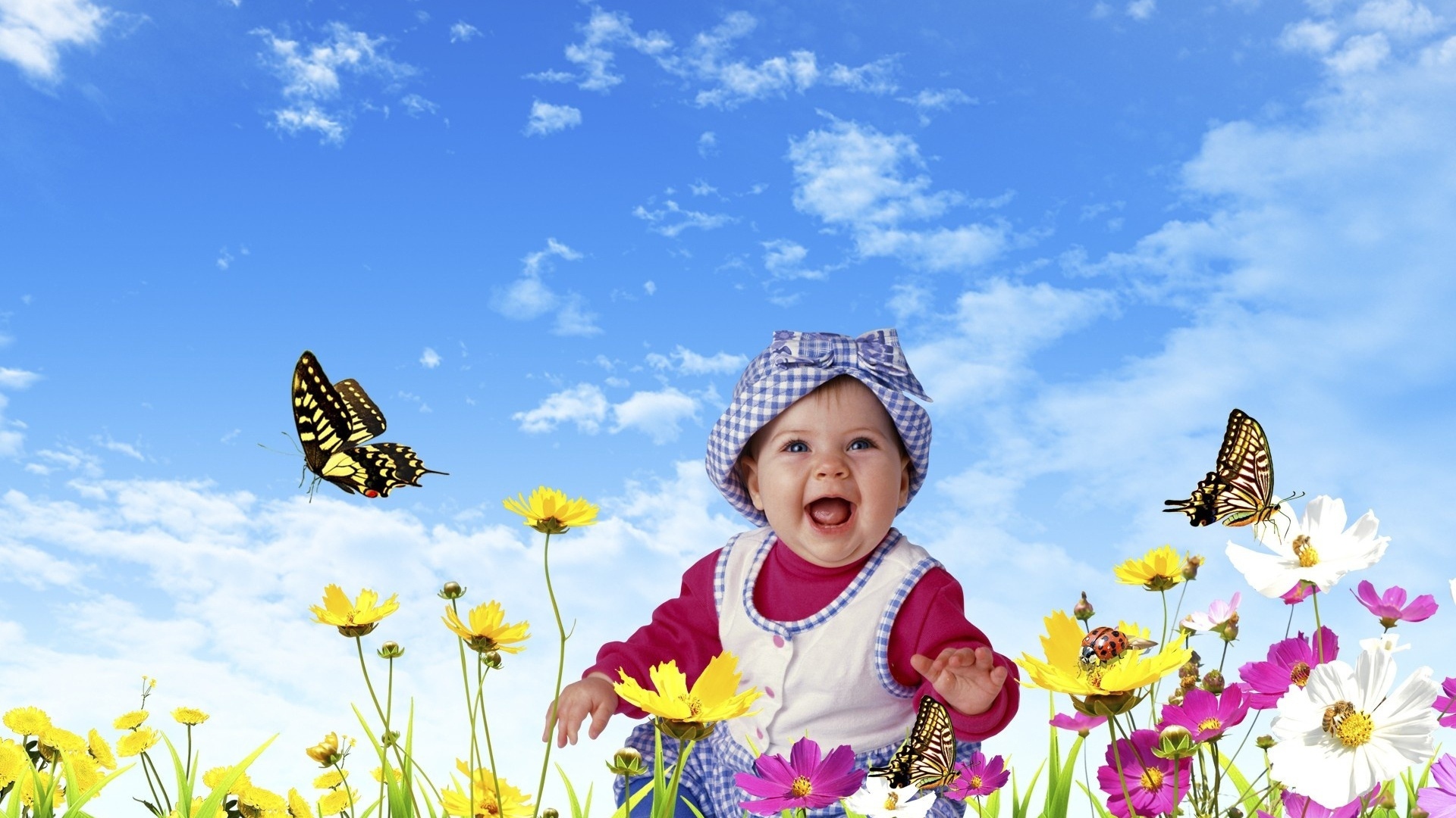 Улыбающийся ребенок на фоне голубого неба