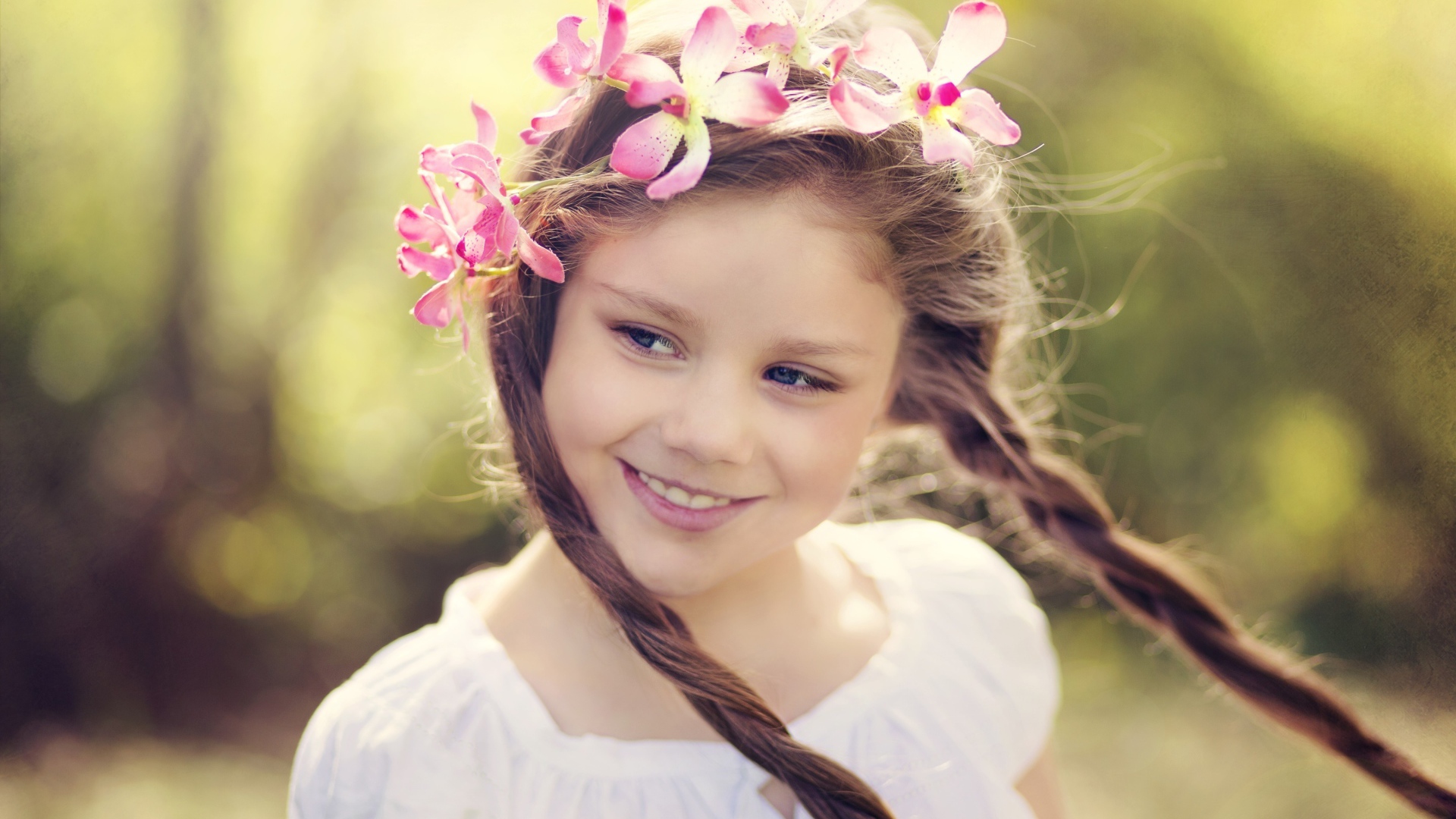 Улыбающаяся маленькая девочка с косичками