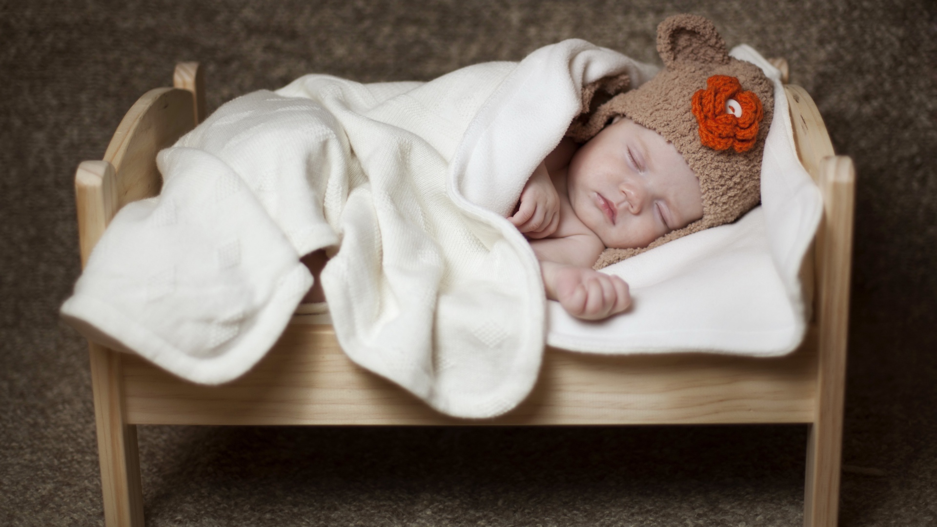 Грудной ребенок спит в маленькой кроватке