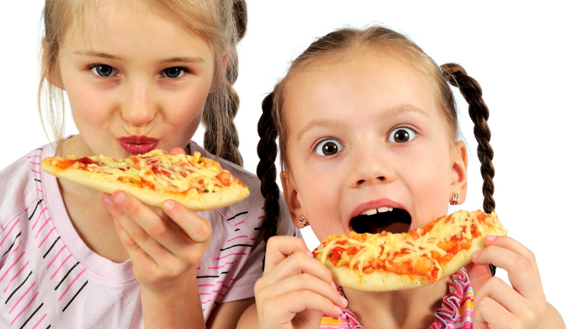 Две маленькие девочки с пиццей