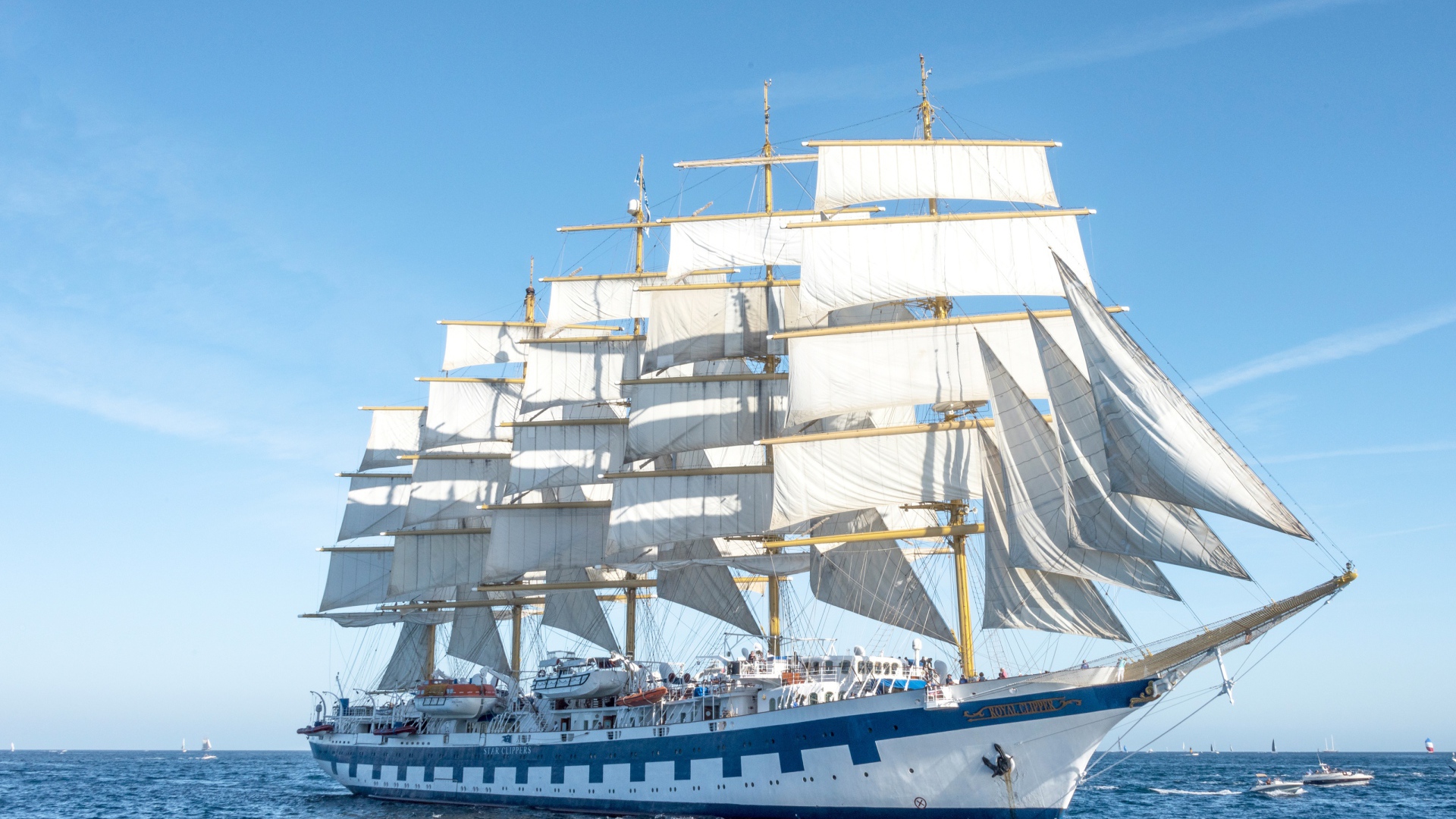 Круизное парусное судно Royal Clipper в море