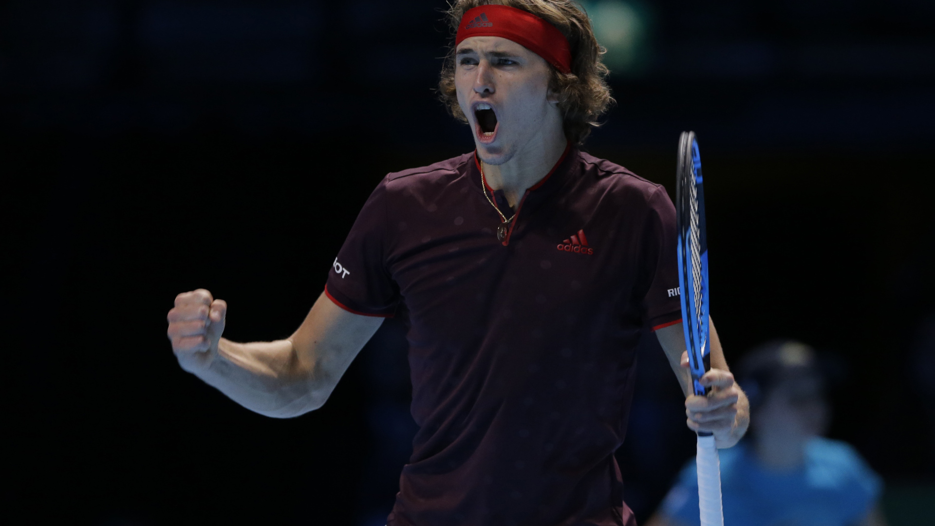 Профессиональный теннисист Александр Зверев с ракеткой кричит на корте 