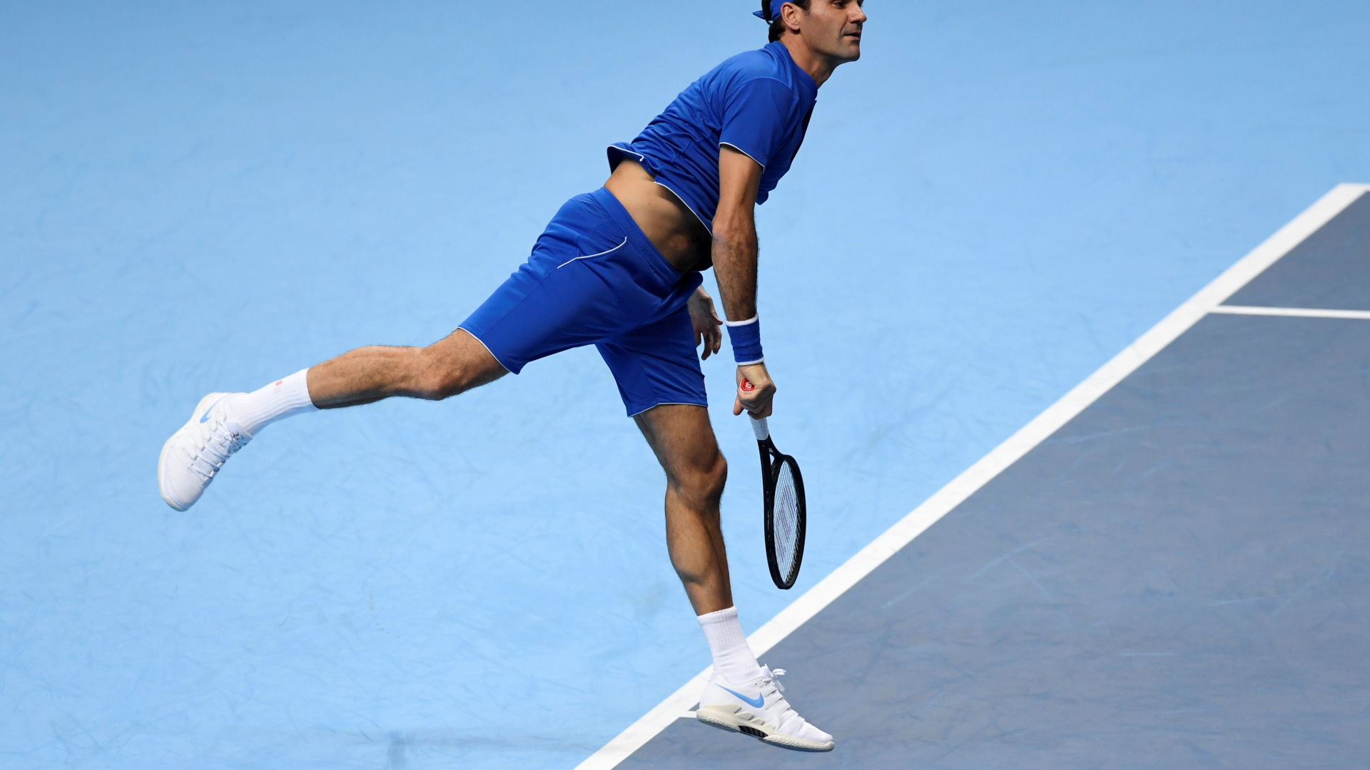 Швейцарский теннисист Роджер Федерер на корте