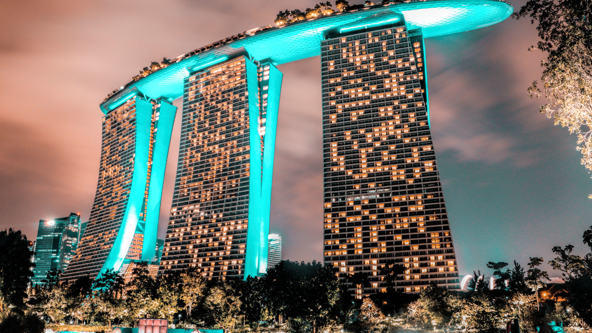 Гостиница Marina Bay Sands вечером, Сингапур. Азия