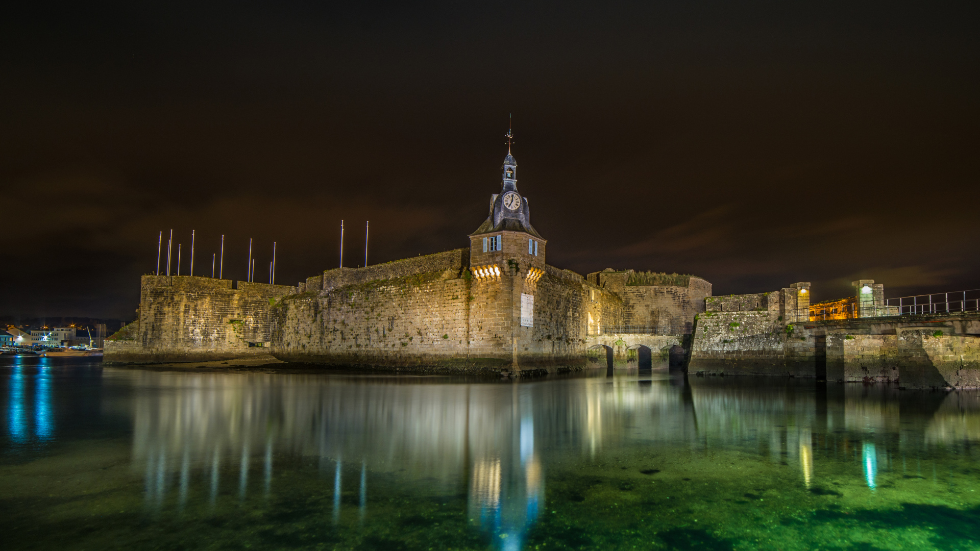 Крепость у воды ночью, коммуна Конкарно. Франция