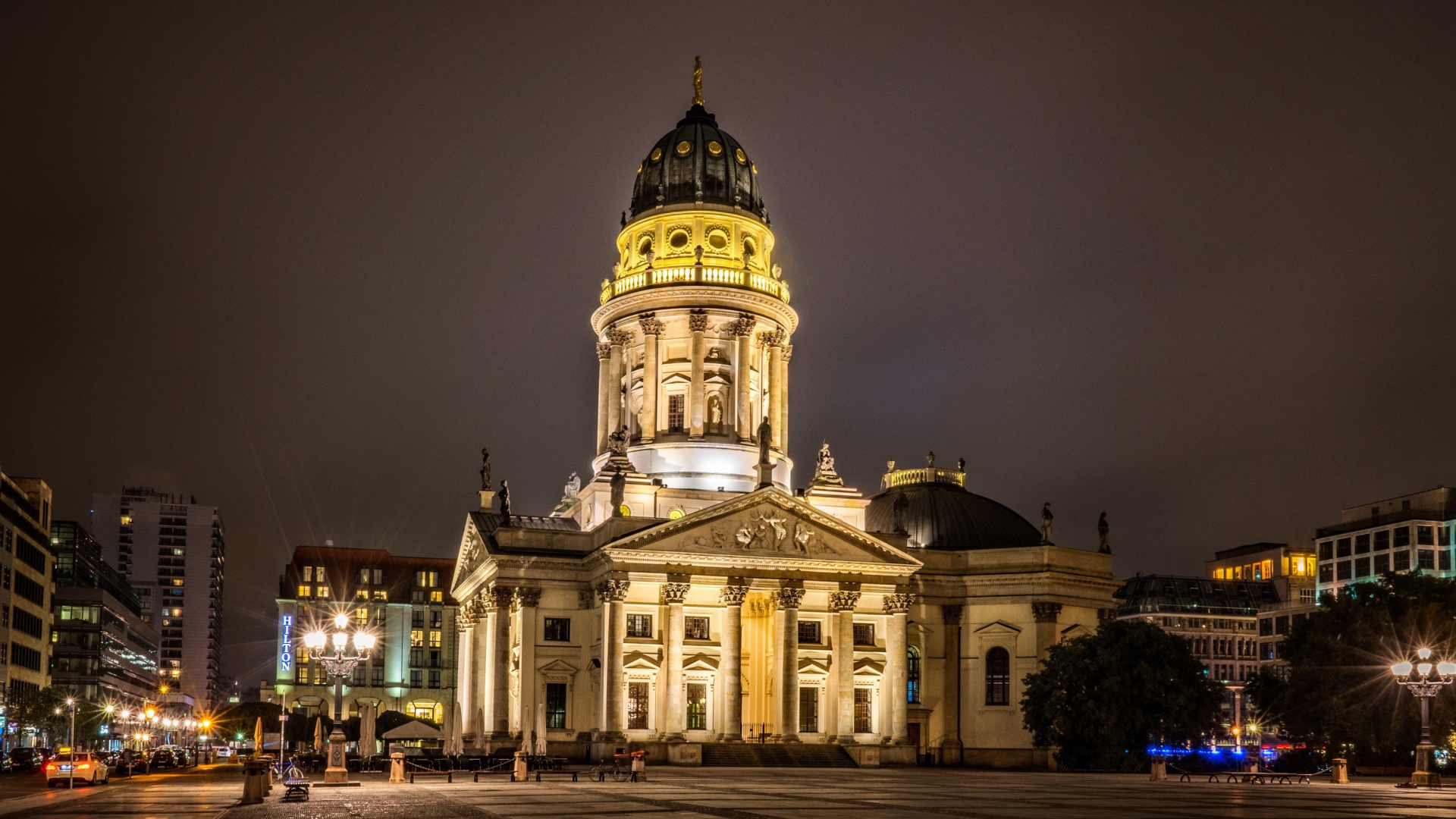 Французский собор в свете ночных фонарей, Берлин. Германия