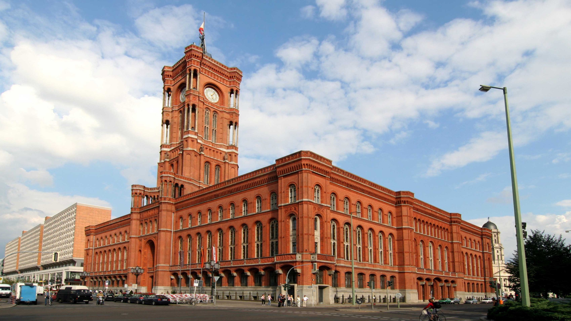 Красная ратуша под красивым голубым небом, Берлин. Германия