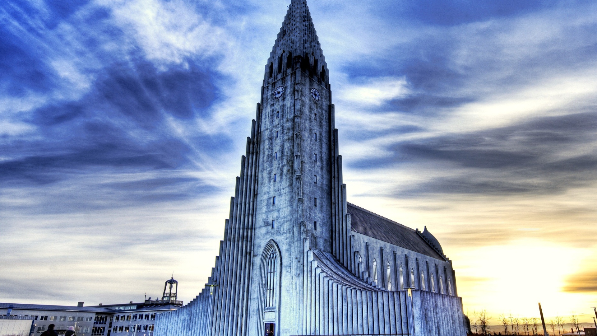 Церковь Хатльгримскиркья под голубым небом, Рейкьявик. Исландия