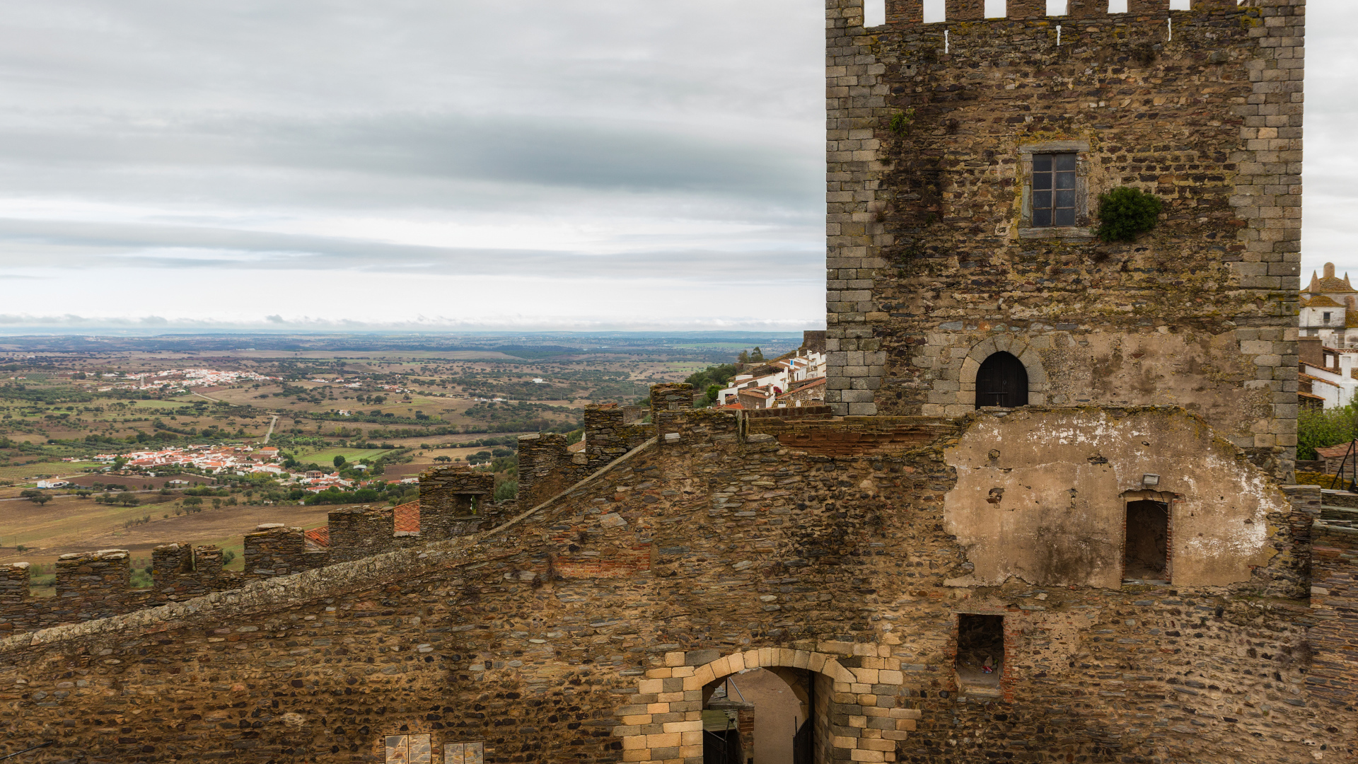 Старинный замок Монсараш, Португалия