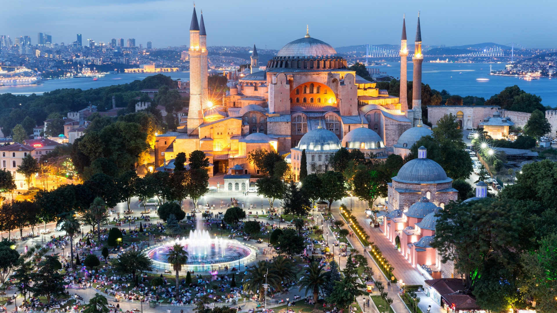 Вид на вечернюю мечеть Коджатепе, Анкара. Турция