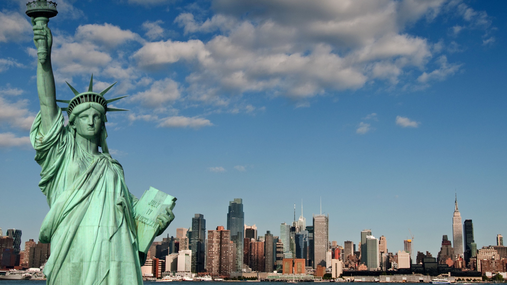 Статуя свободы на фоне голубого неба, США