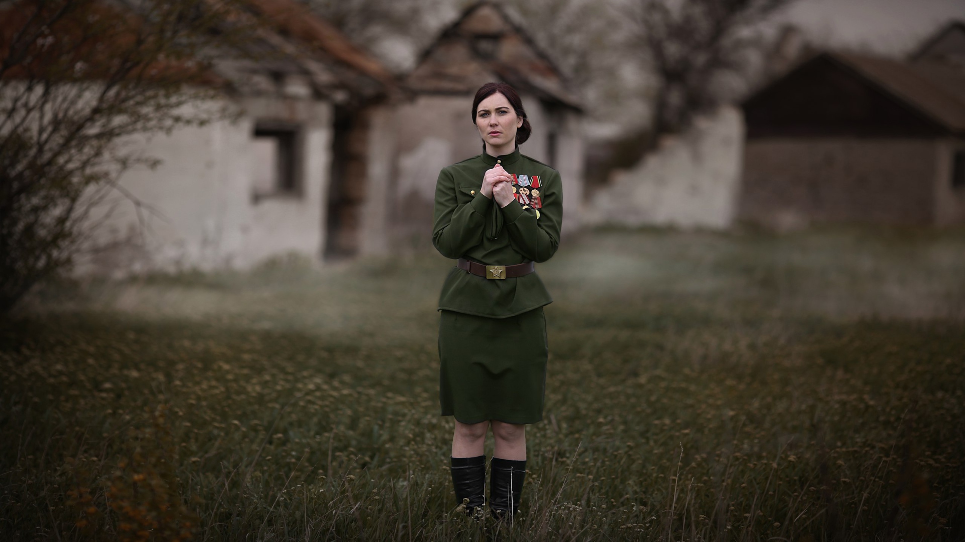 Девушка в гимнастерке с боевыми наградами на 9 мая, ретро