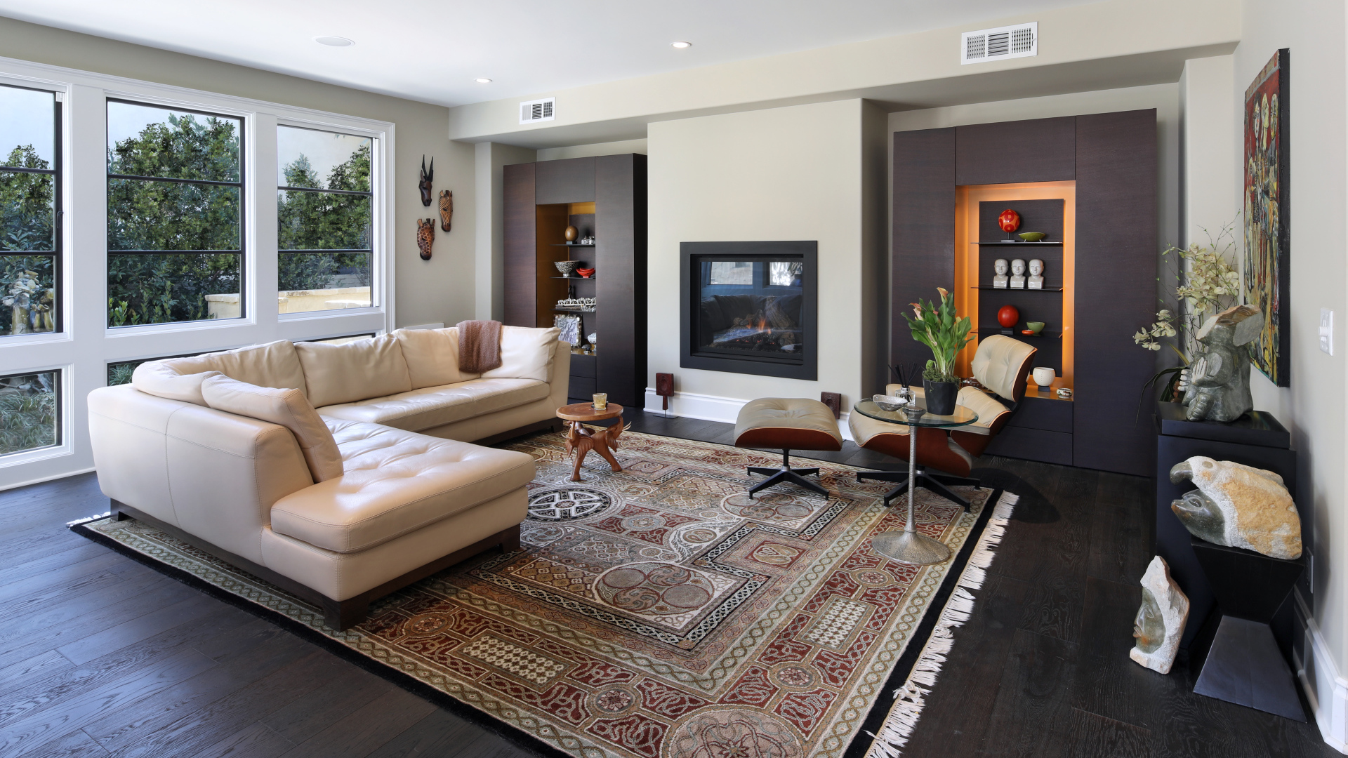 Стильная гостинная комната с белым кожаным диваном и ковром на полу