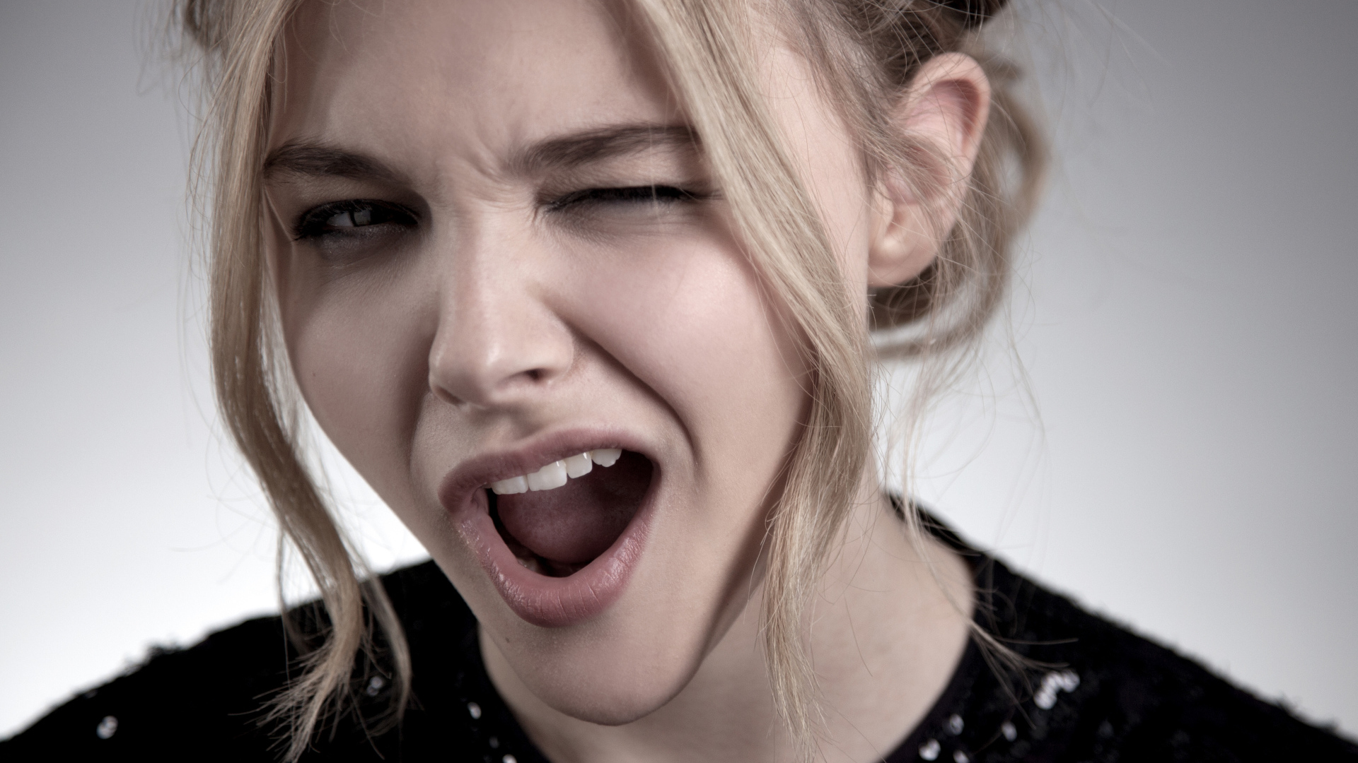 Актриса Хлоя Грейс Морец подмигивает глазом