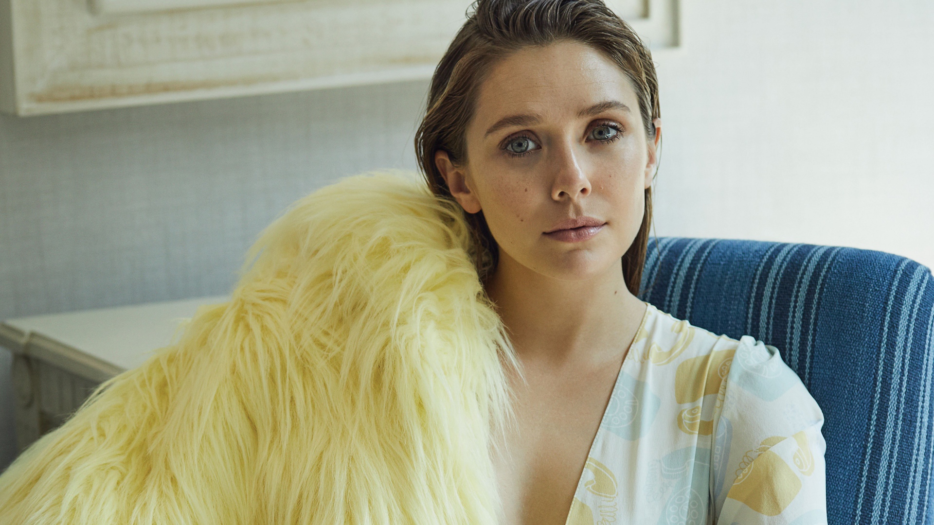 Актриса Элизабет Олсен с меховой накидкой