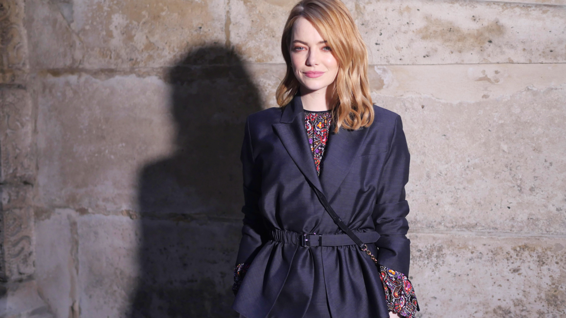 Актриса Эмма Стоун 2018 в черном пиджаке