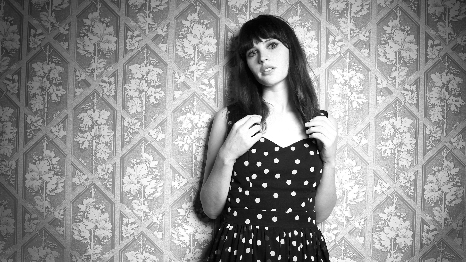 Актриса Фелисити Джонс у стены,  черно белое фото