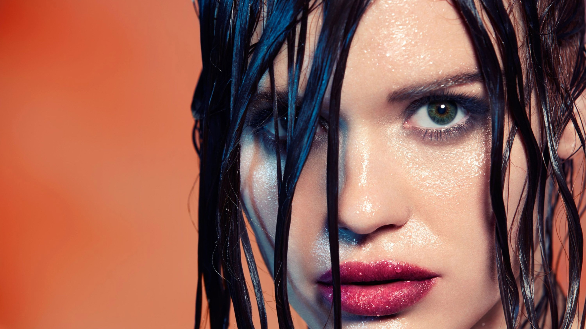 Актриса Холланд Роден с мокрыми волосами крупным планом