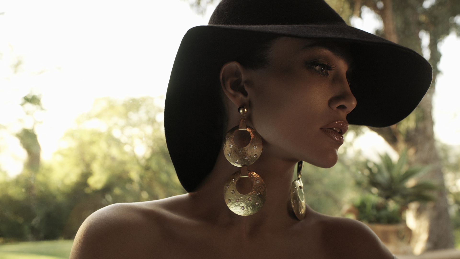 Актриса Дженнифер Лопес в большой черной шляпе