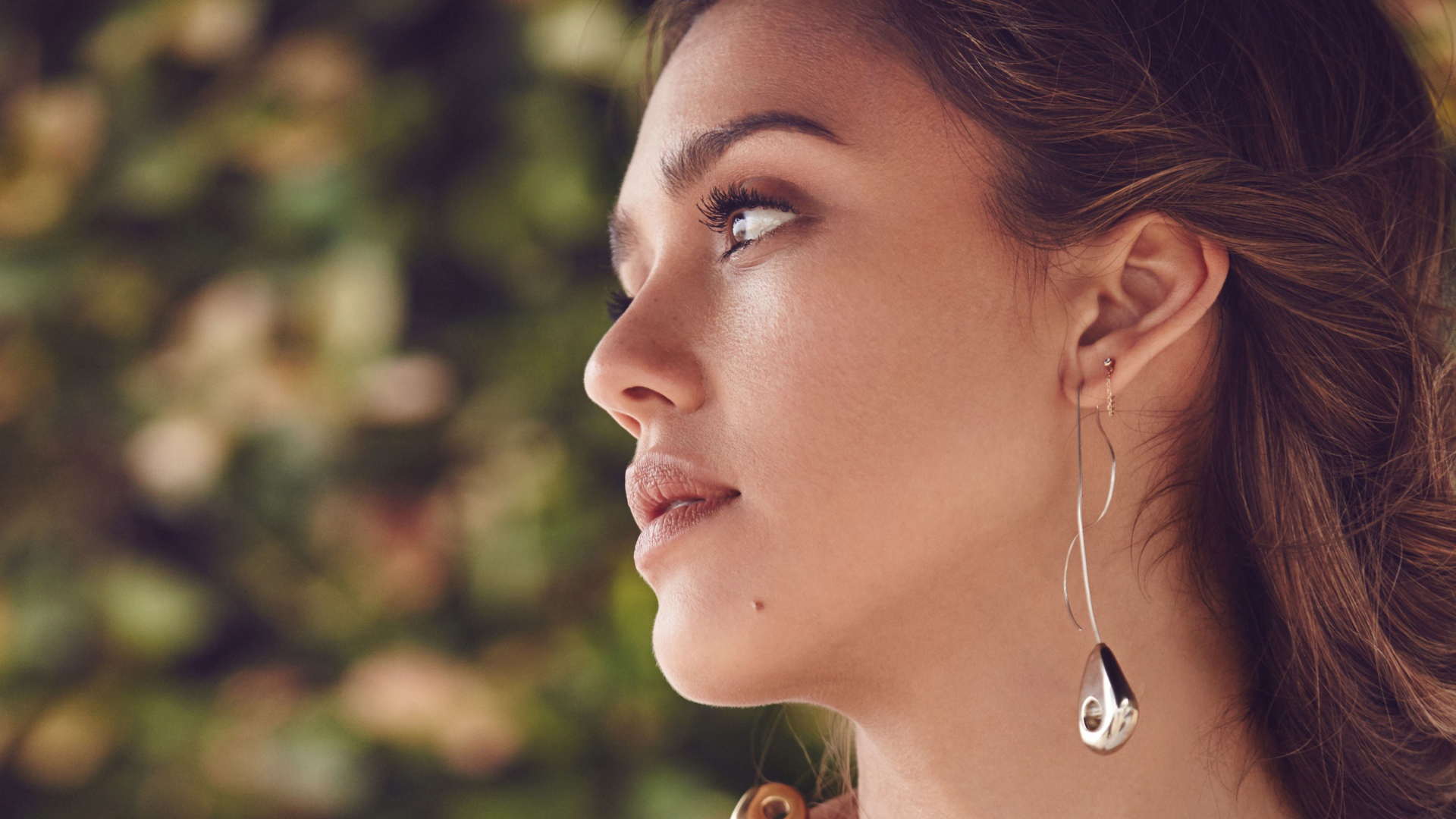 Актриса Джессика Альба с красивыми серьгами