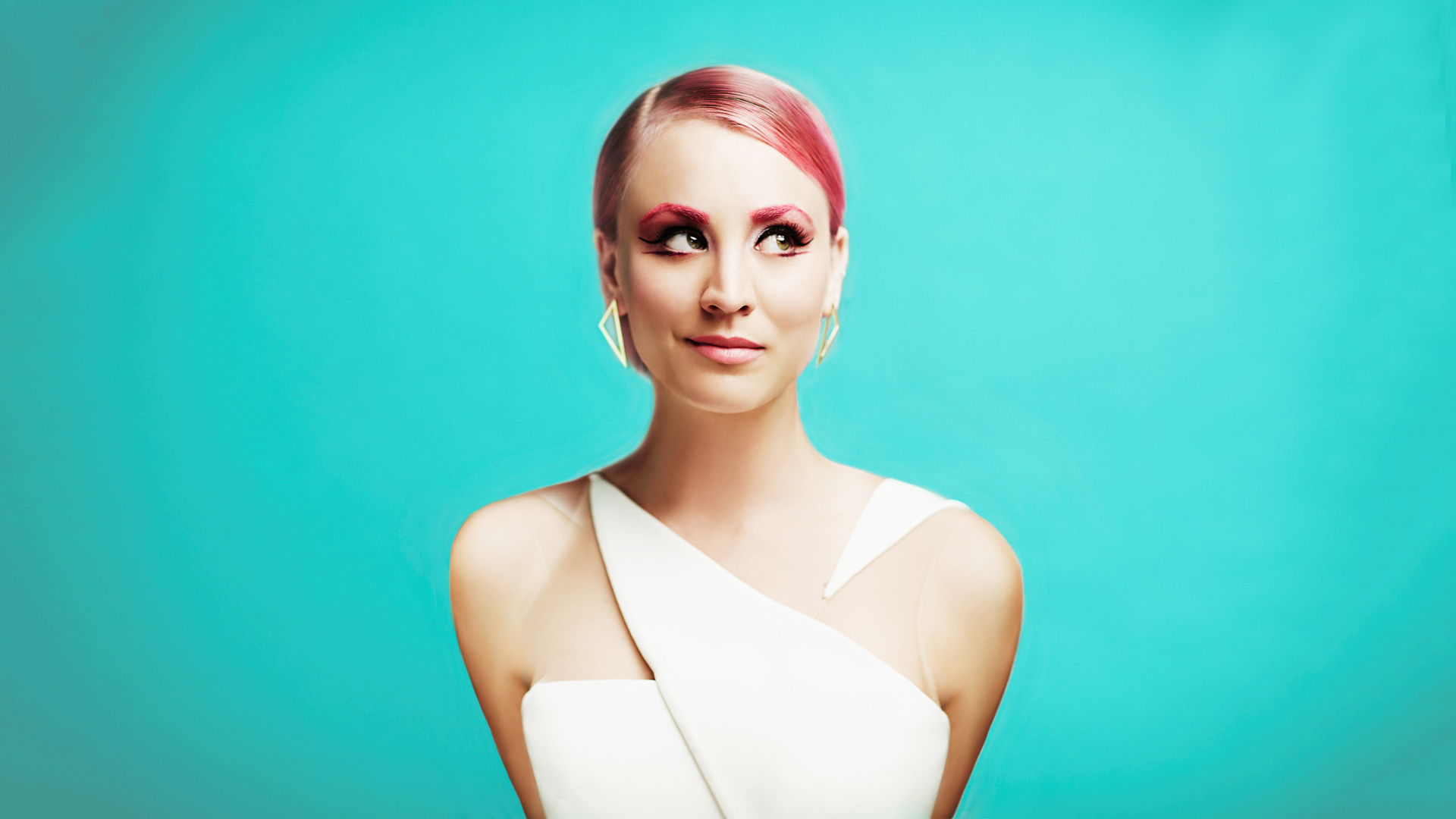 Актриса Кейли Куоко с ярким макияжем на голубом фоне