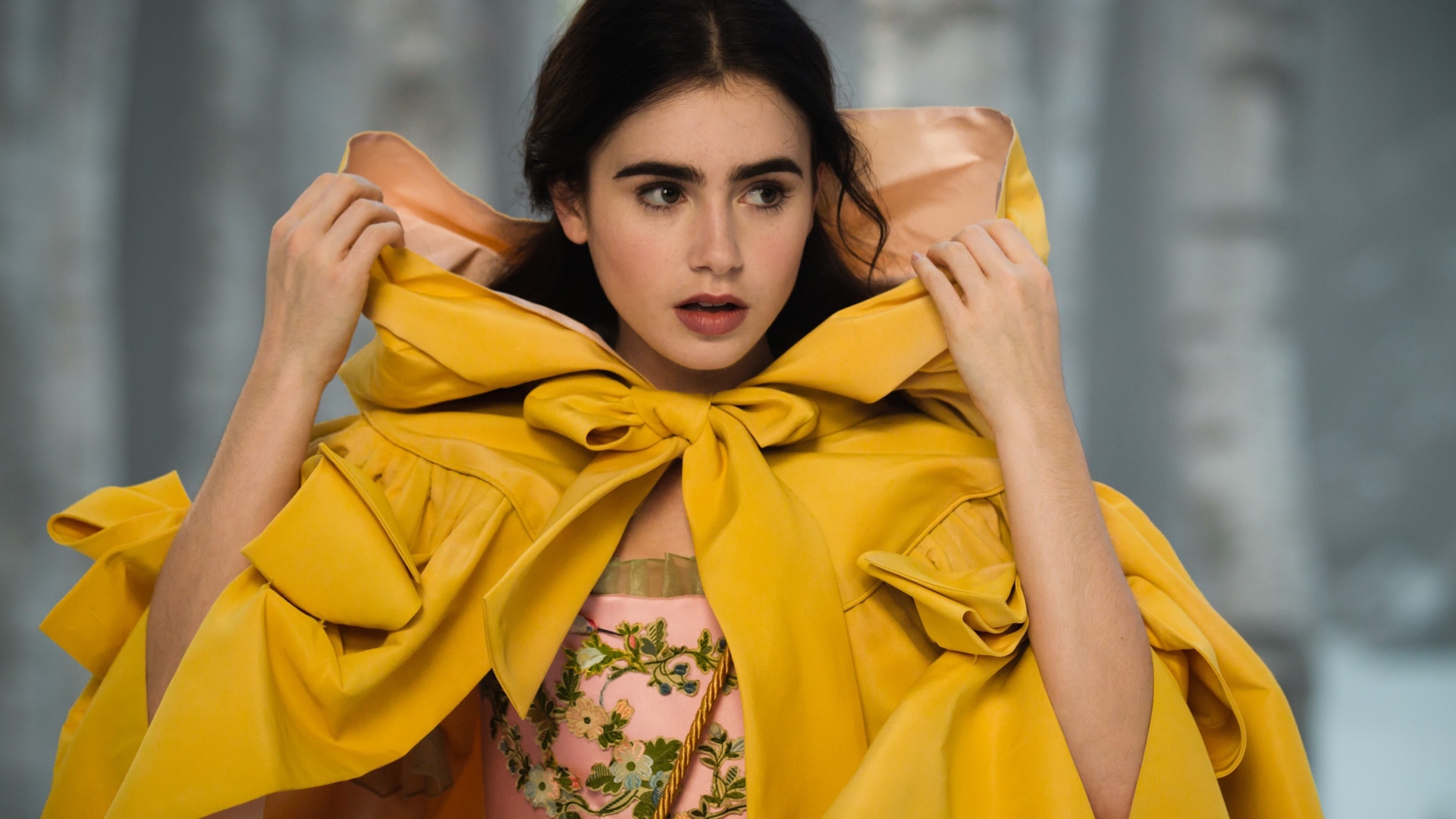 Актриса Лили Коллинз в желтом плаще