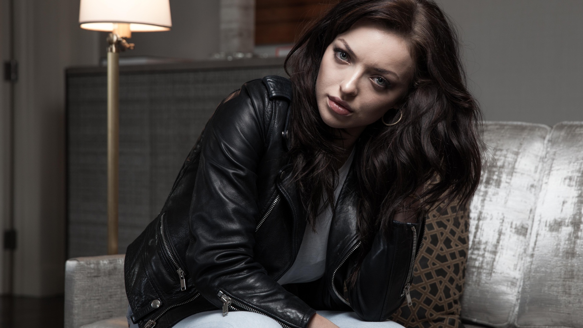 Американская актриса Франческа Фишер-Иствуд в черной кожаной куртке