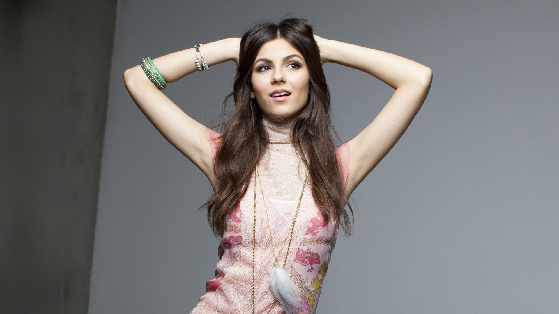 Американская актриса Виктория Джастис на сером фоне