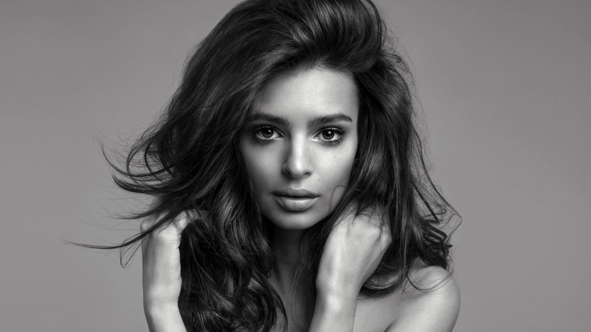 Американская актриса, модель Эмили Ратаковски, черно-белое фото