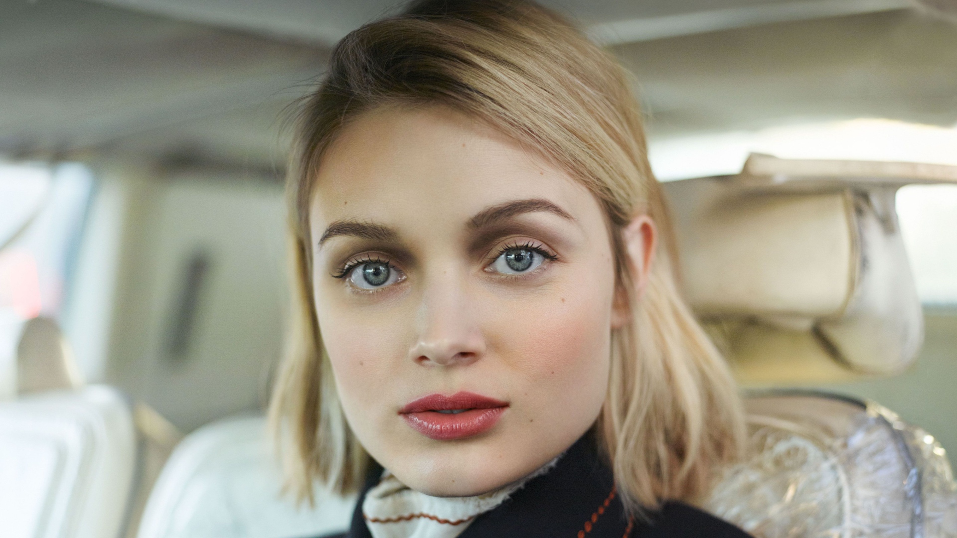 Австралийская актриса Белла Хиткот в машине