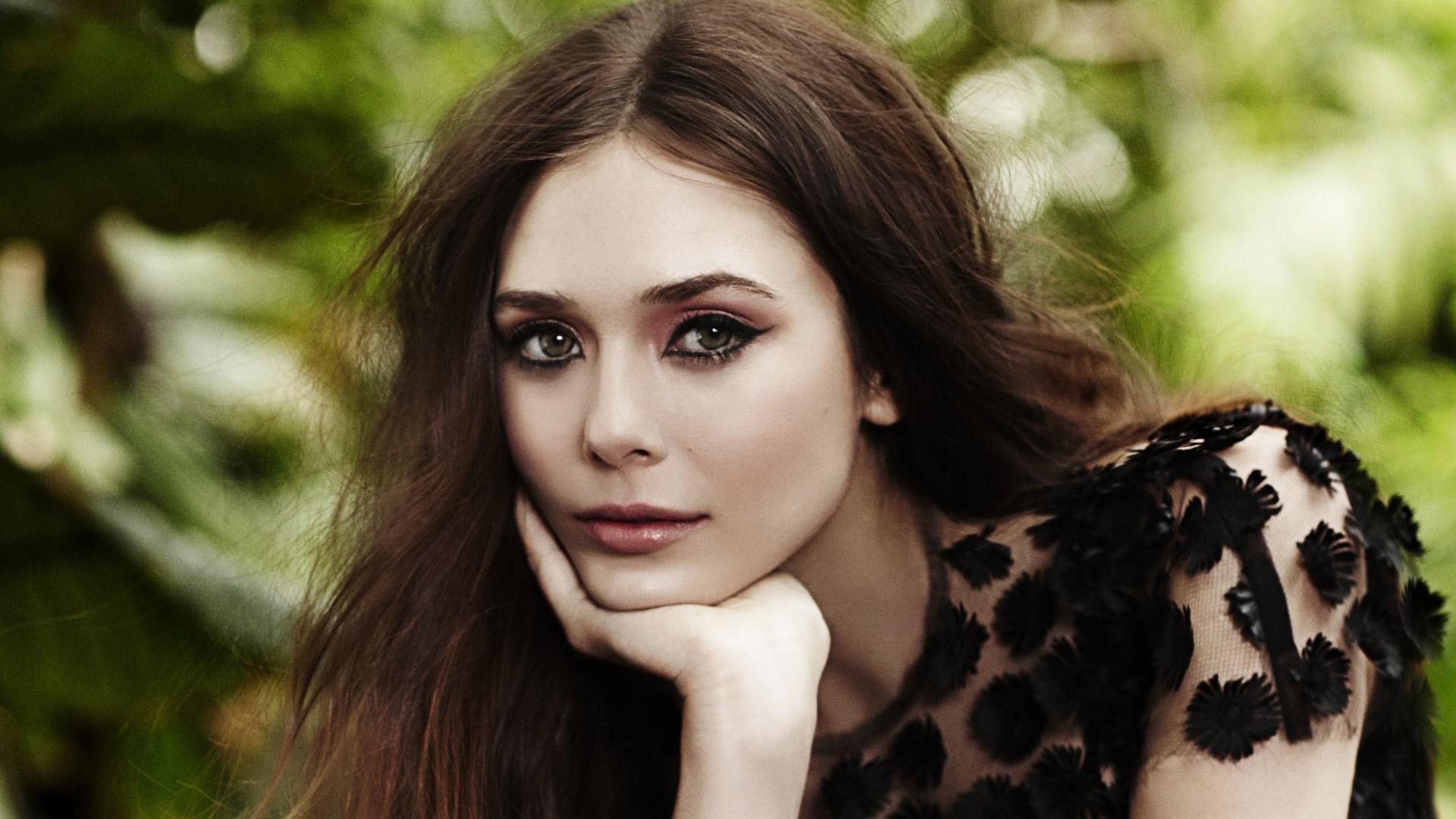 Красивая Элизабет Олсен в черном платье