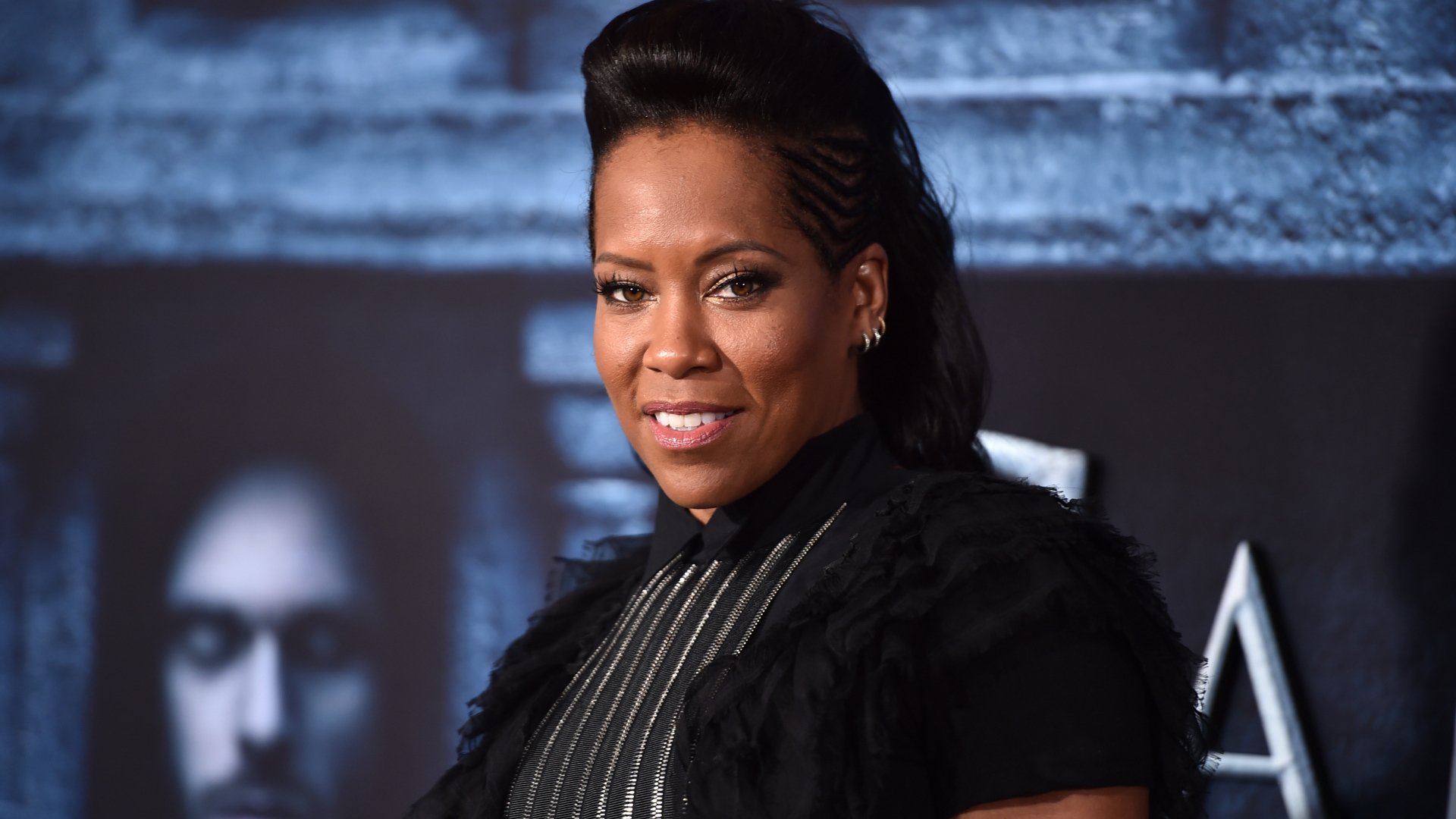 Красивая актриса Реджина Кинг в черном наряде