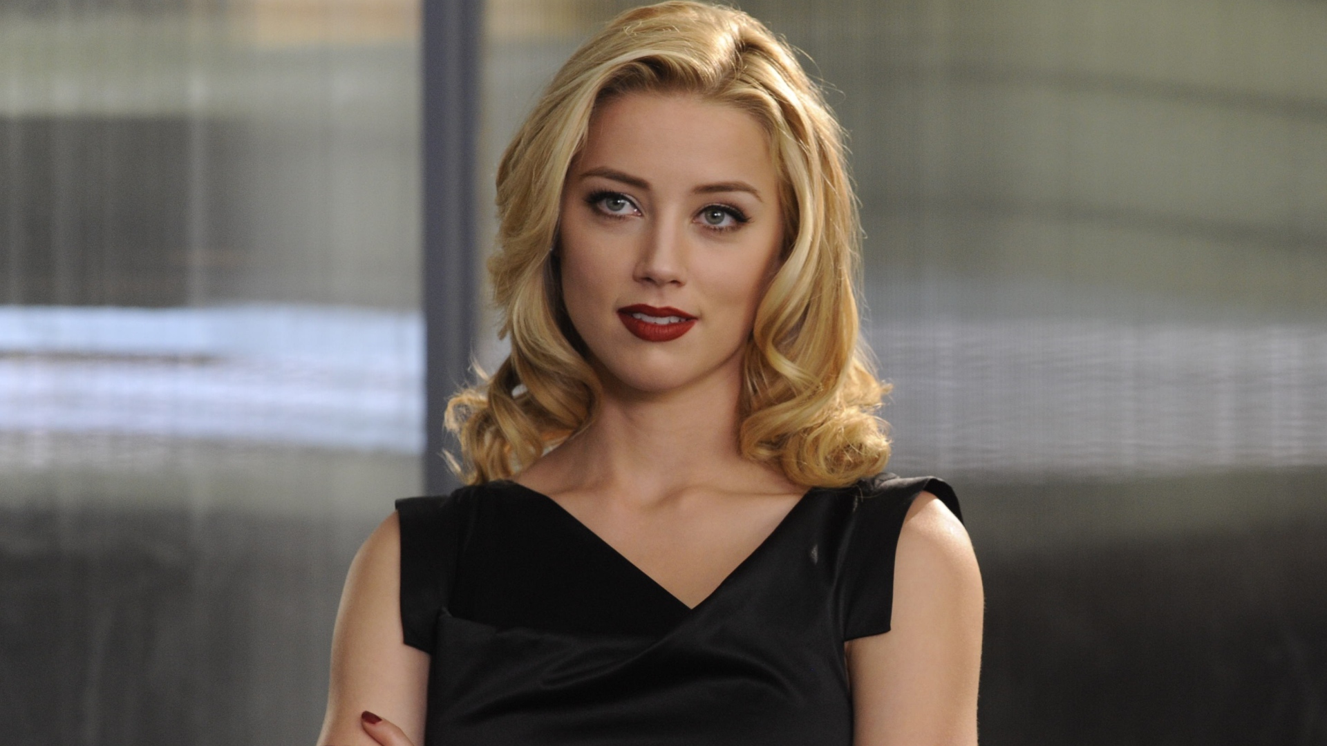 Красивая блондинка с красными губами, актриса Эмбер Хёрд