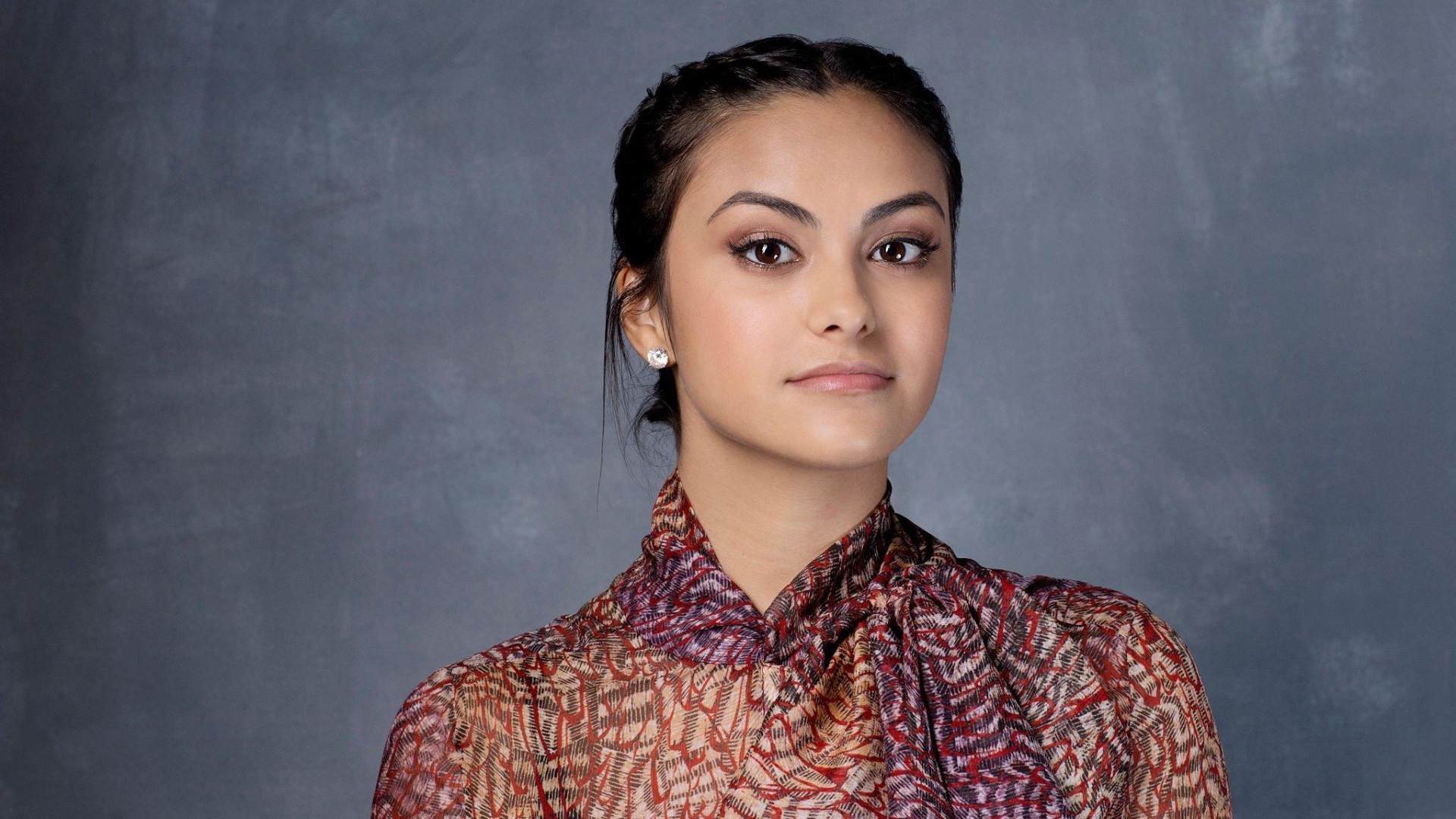 Красивая девушка, актриса Камила Мендес на сером фоне