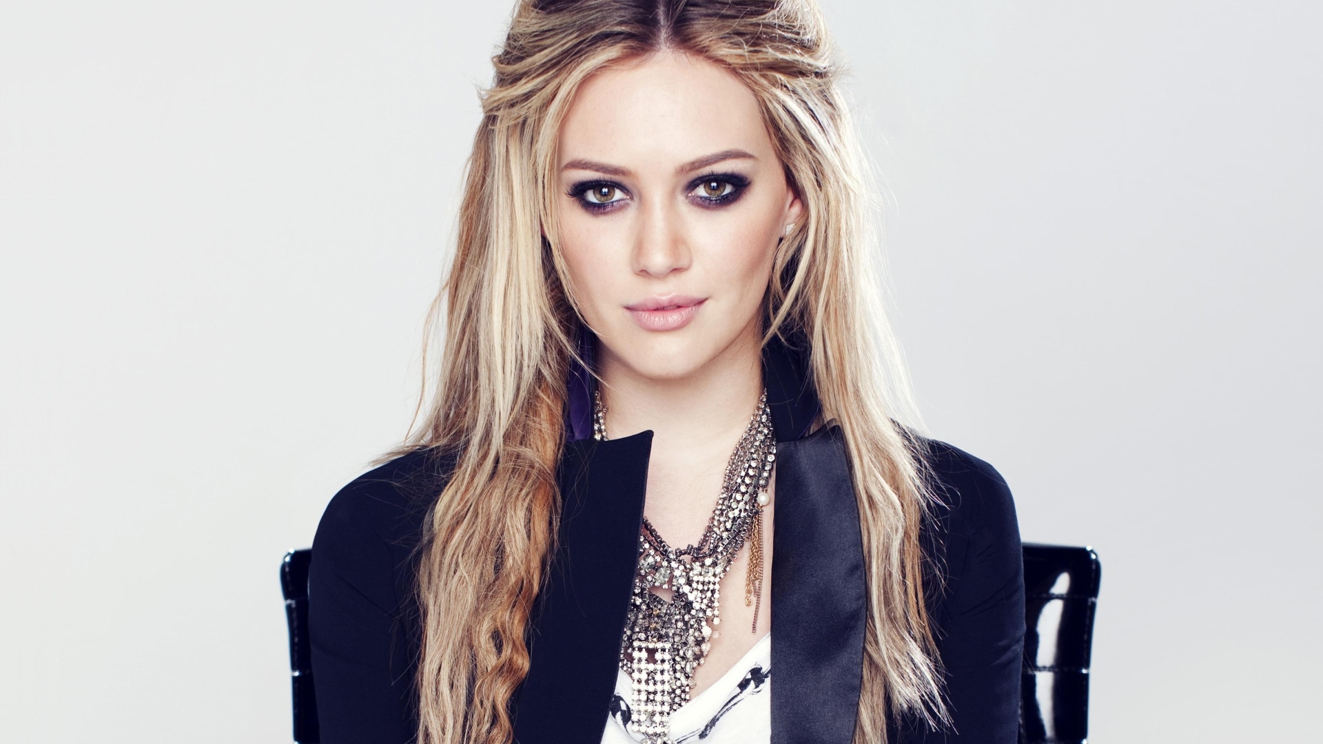 Красивая длинноволосая актриса Хилари Дафф