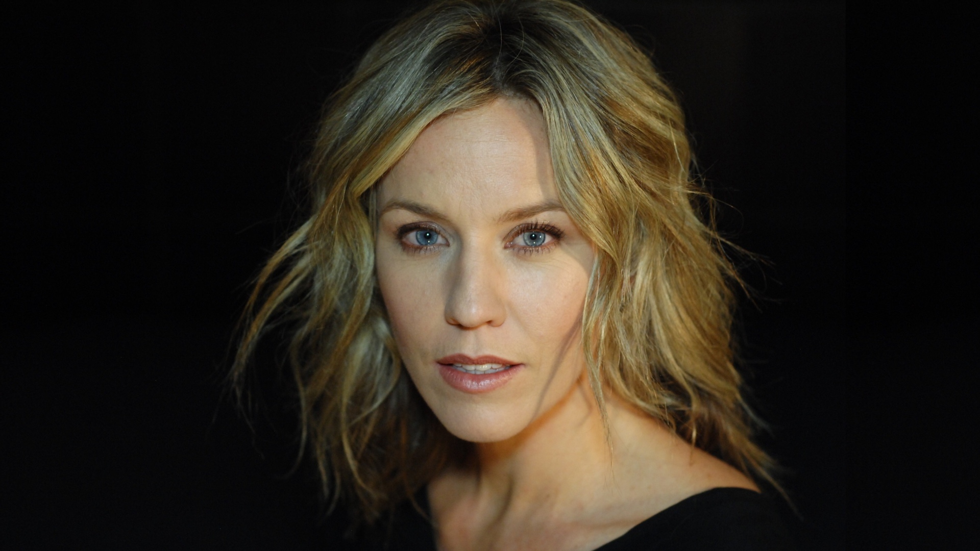 Голубоглазая блондинка, австралийская актриса Симона Макаллай