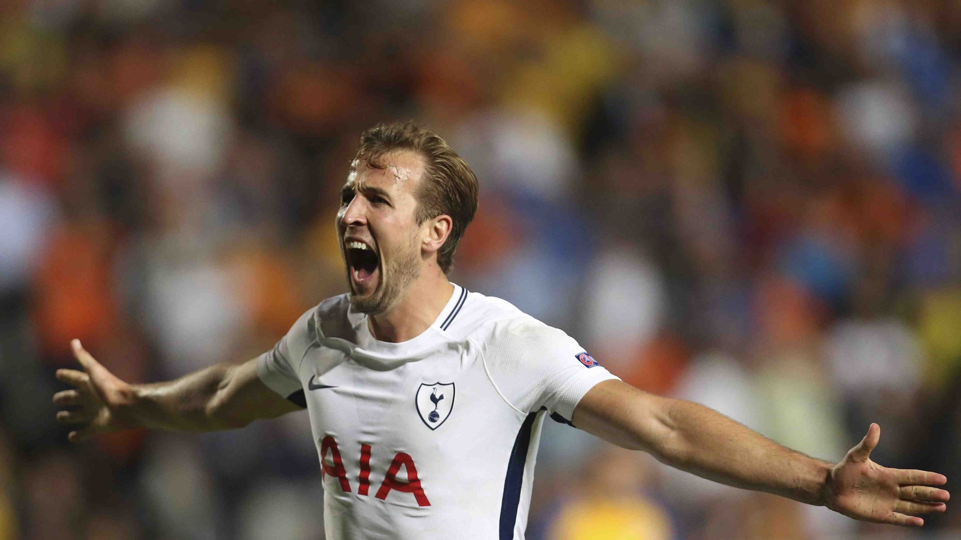 Английский футболист Гарри Кейн радуется победе