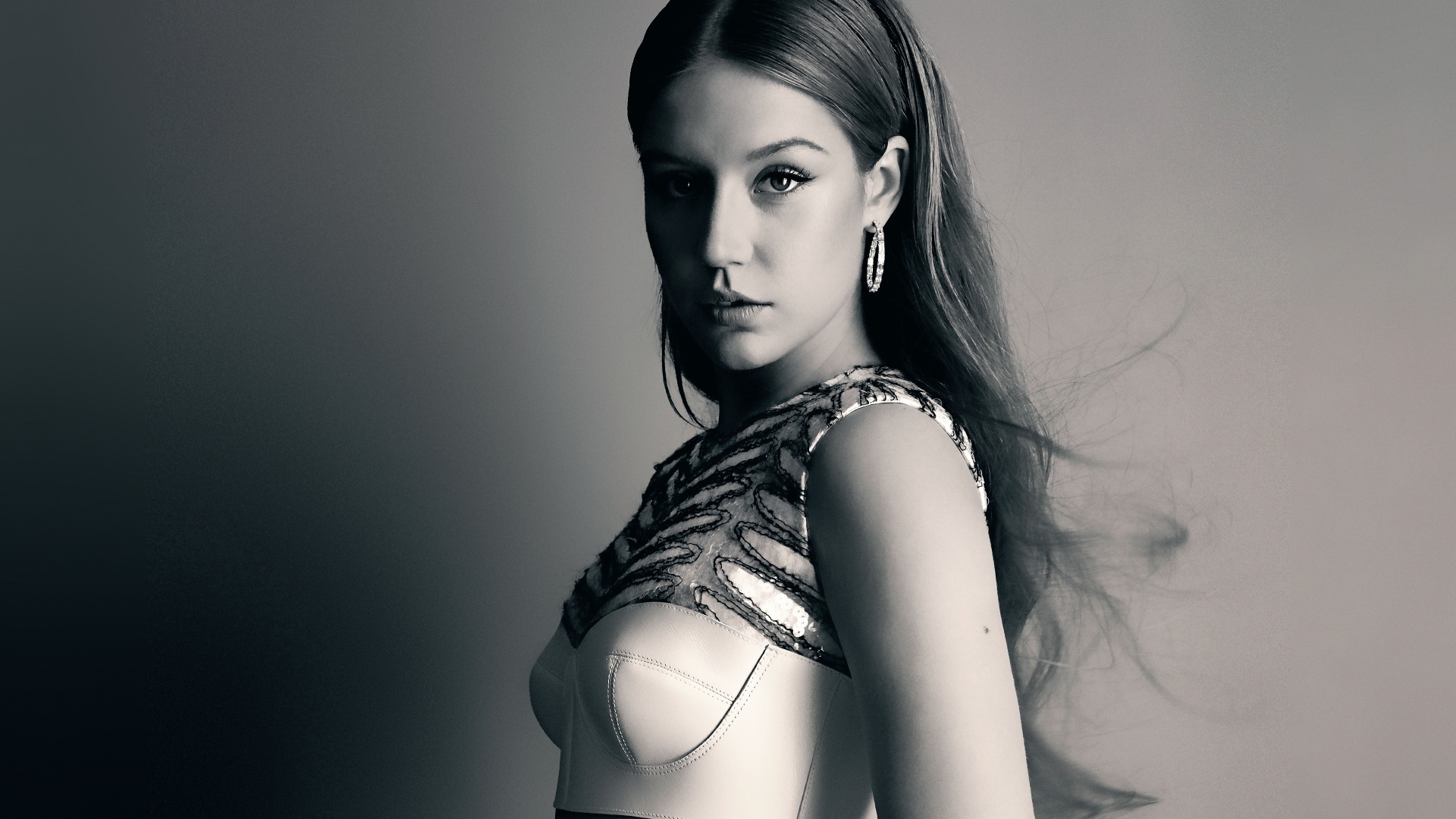 Французская актриса Адель Экзаркопулос на сером фоне 