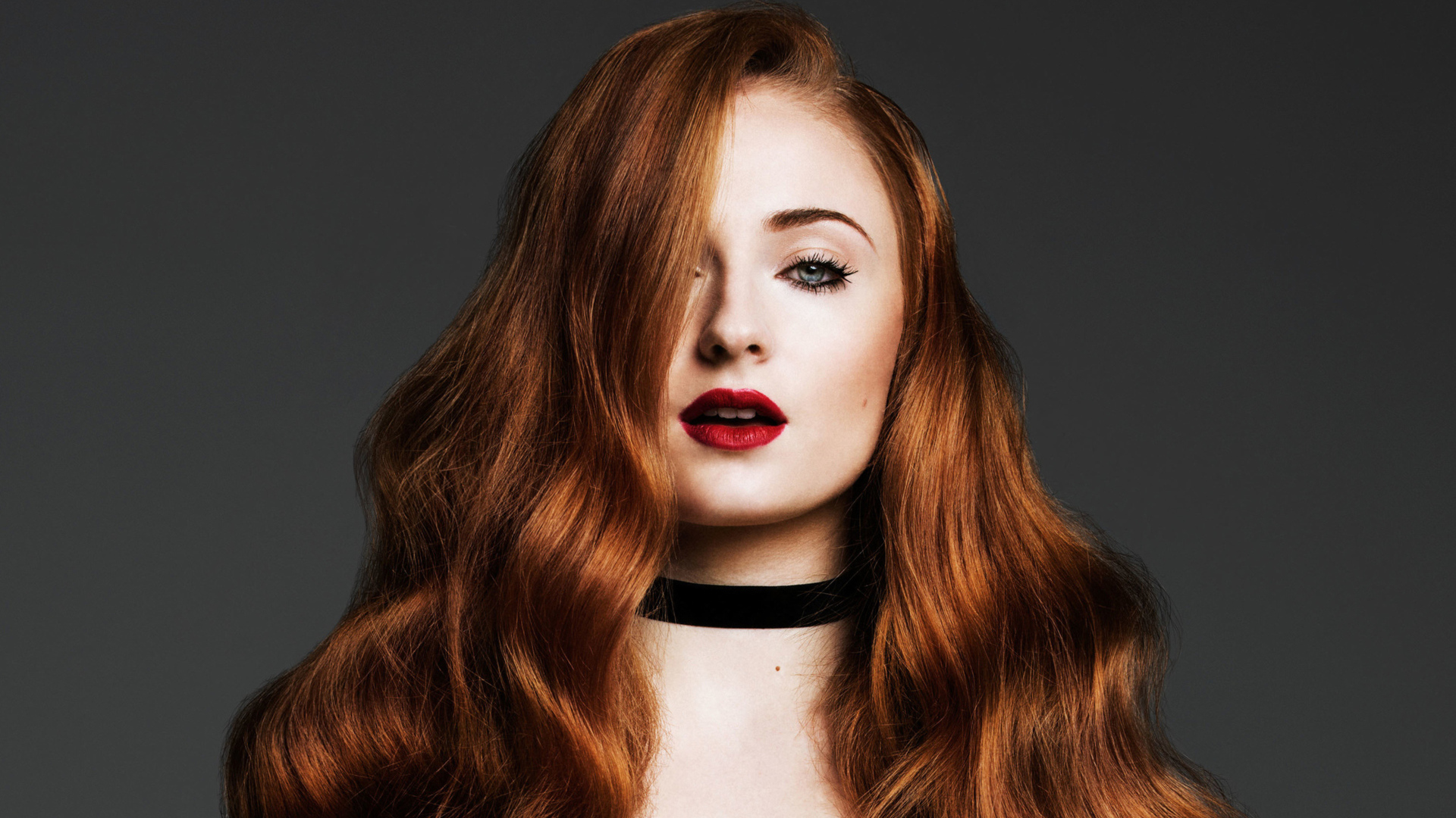 Горячая яркая девушка, актриса Софи Тёрнер