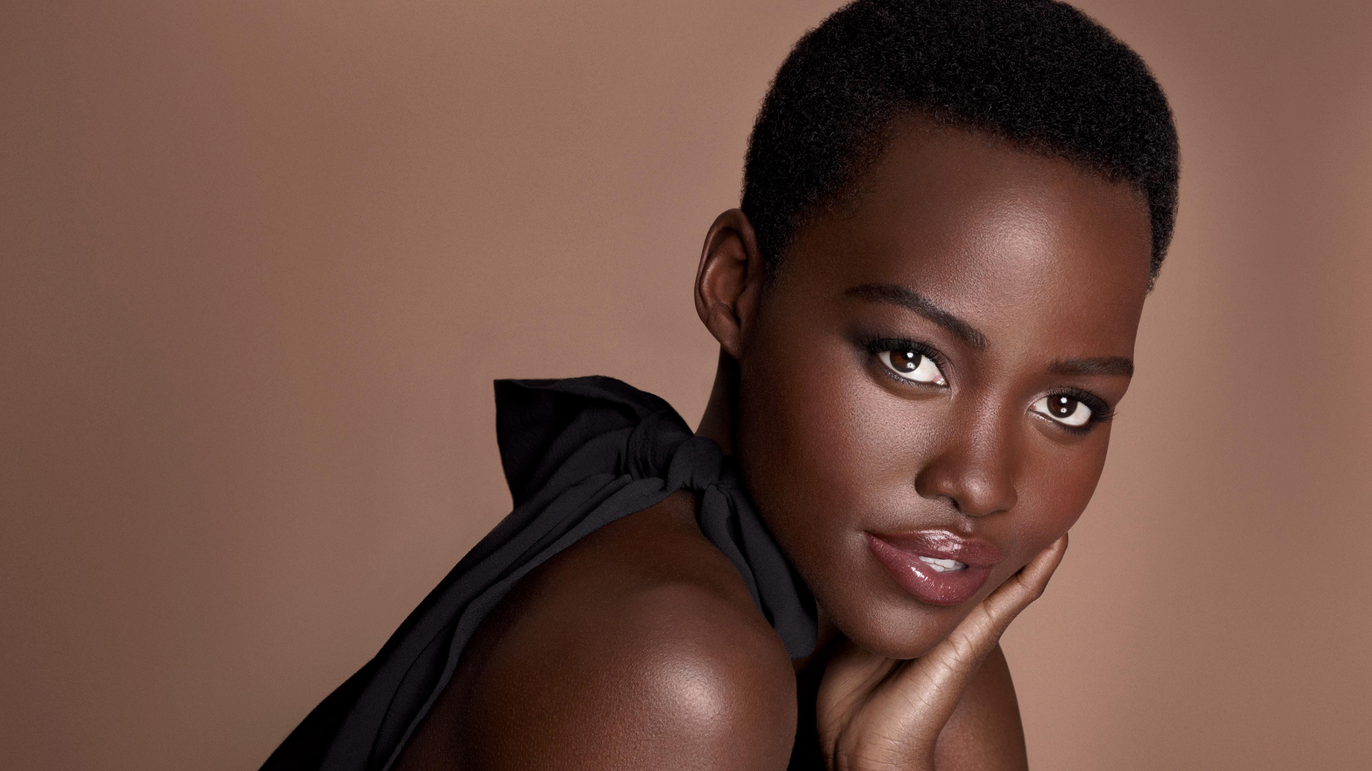 Кенийская актриса Люпита Нионго