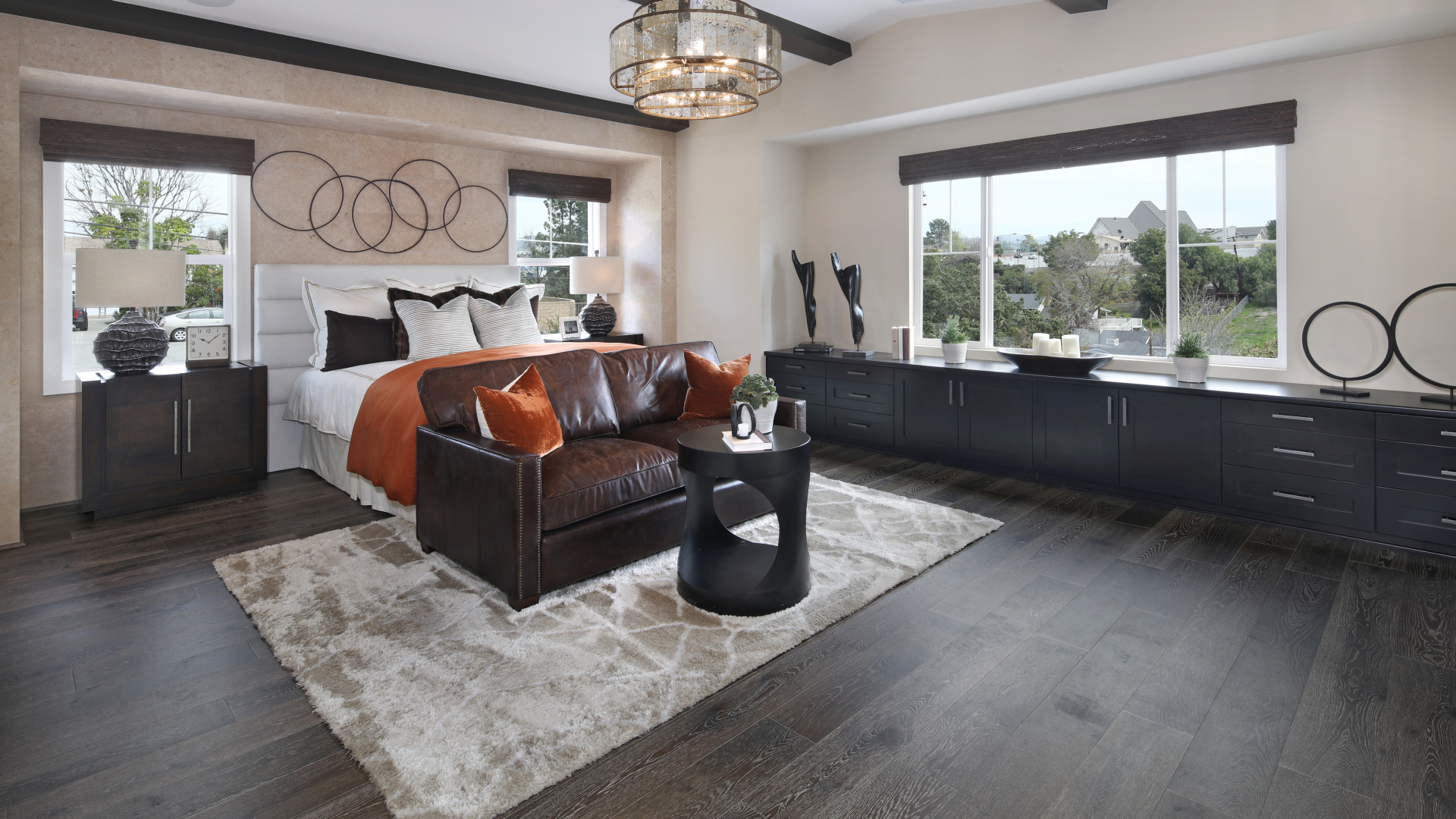 Большая спальная комната с кожаным диваном