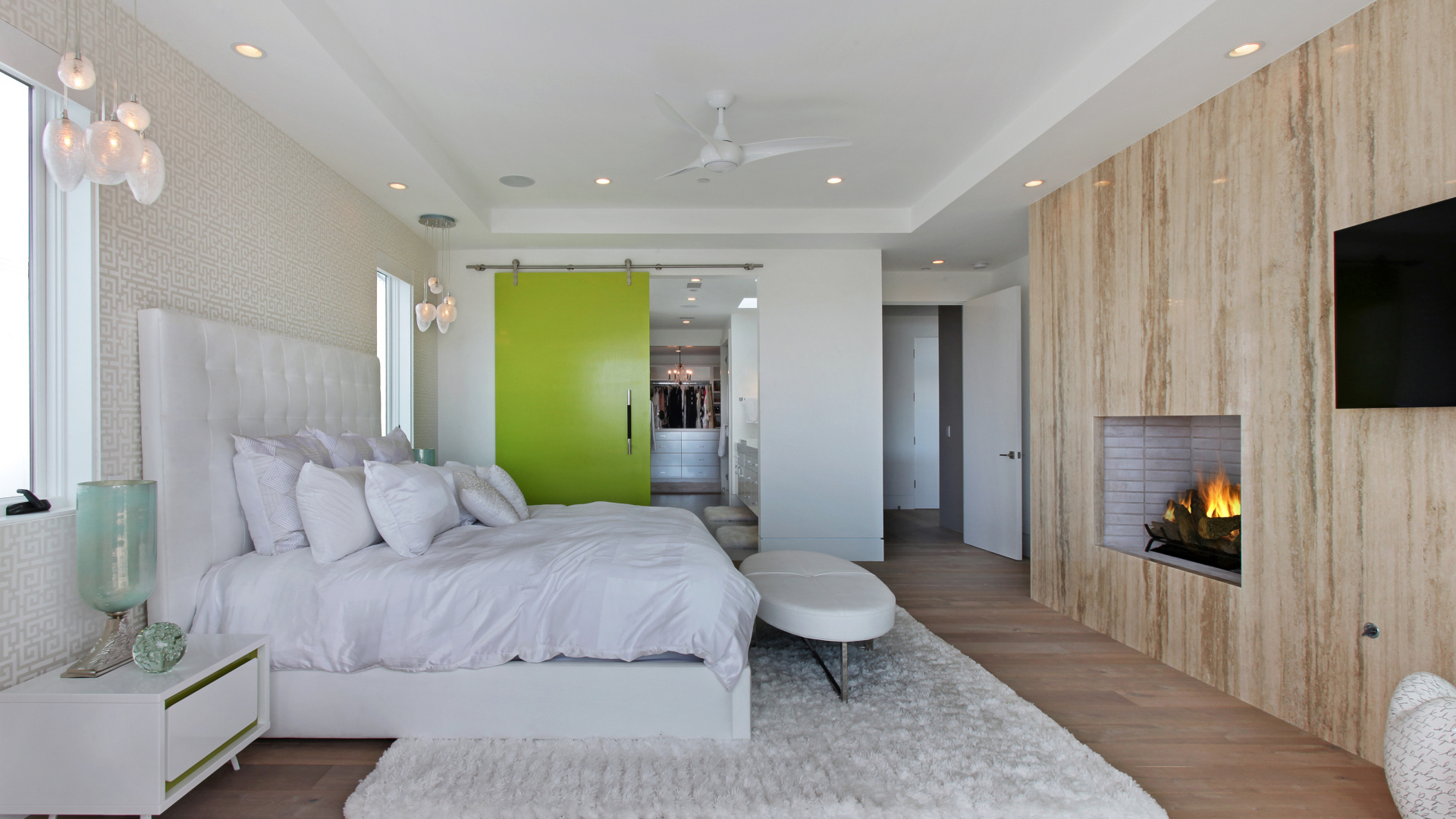 Большая светлая спальная комната с камином