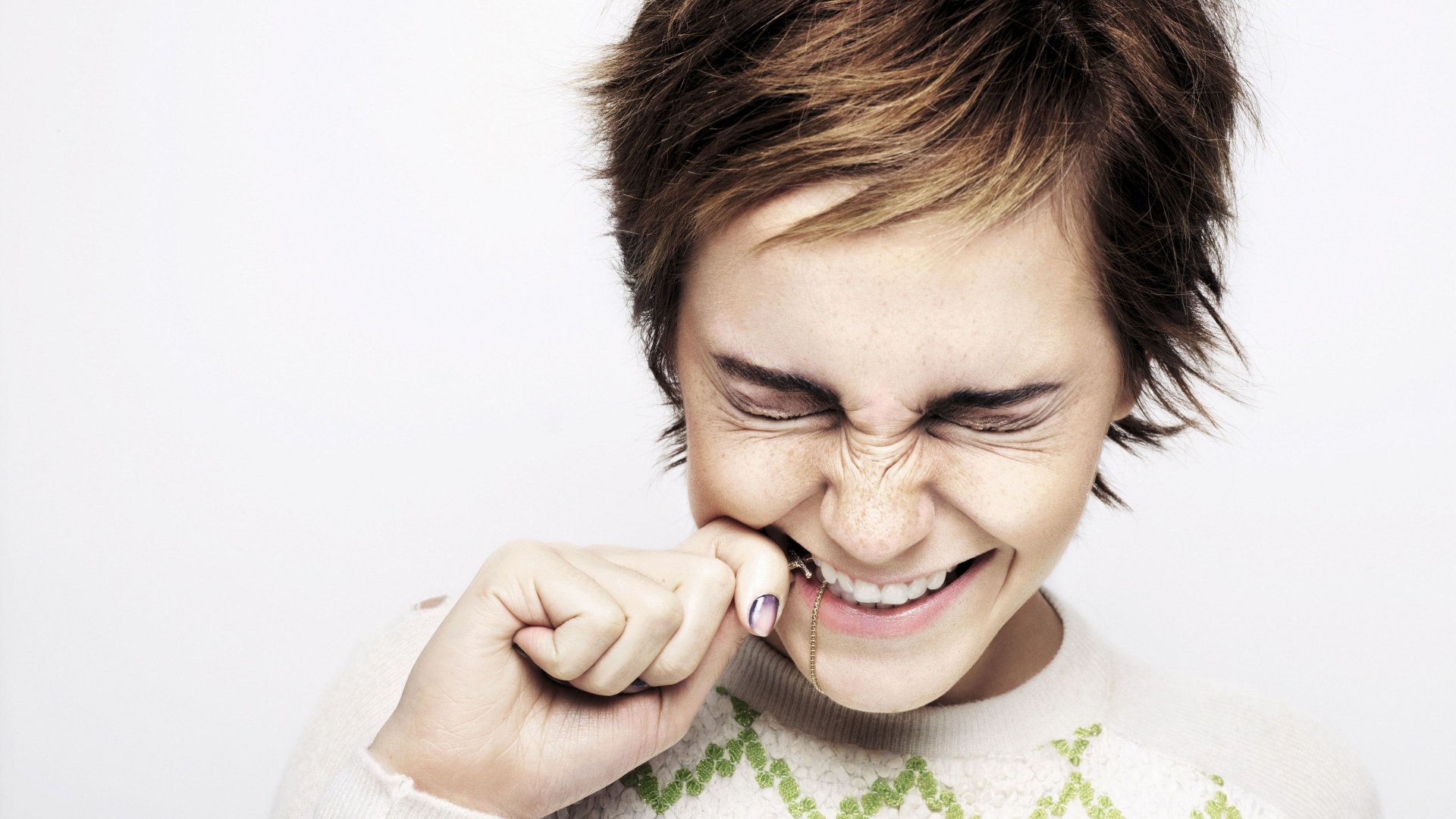 Смеющаяся актриса Эмма Уотсон с короткой стрижкой