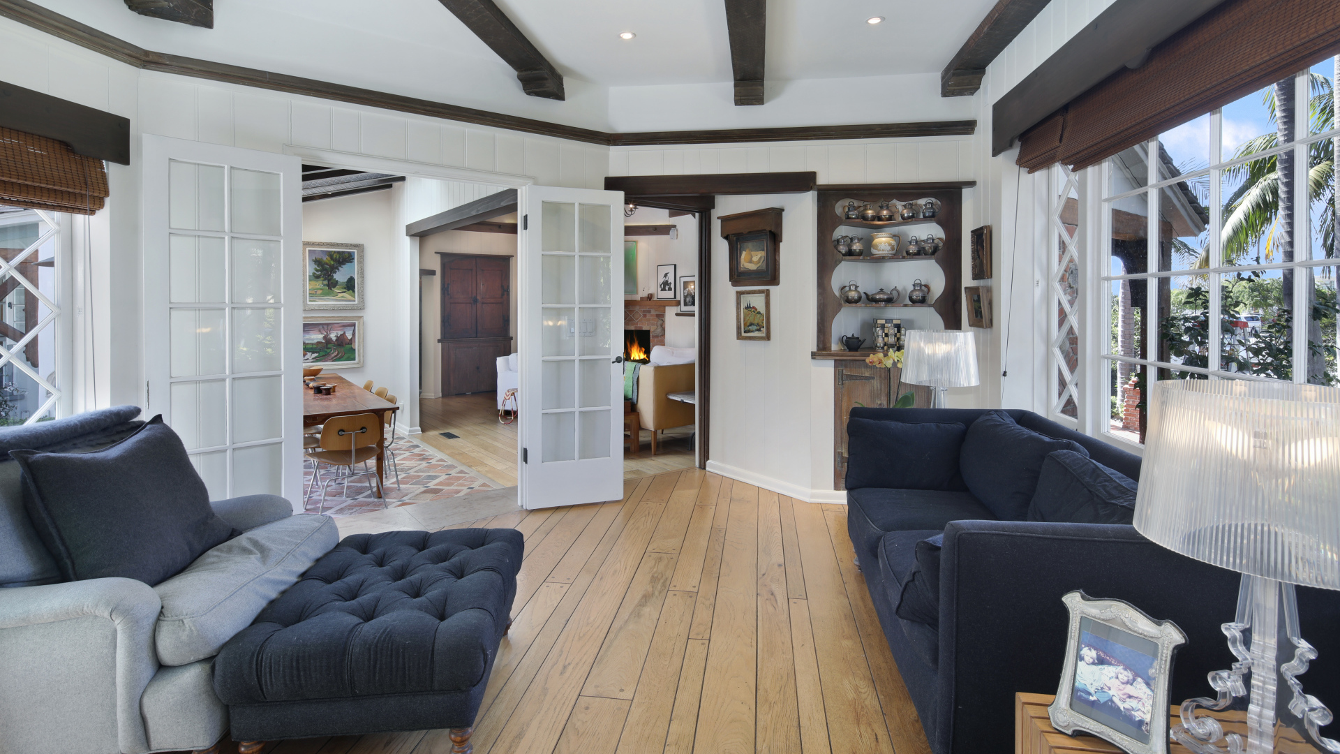 Гостиная комната с большим черным диваном