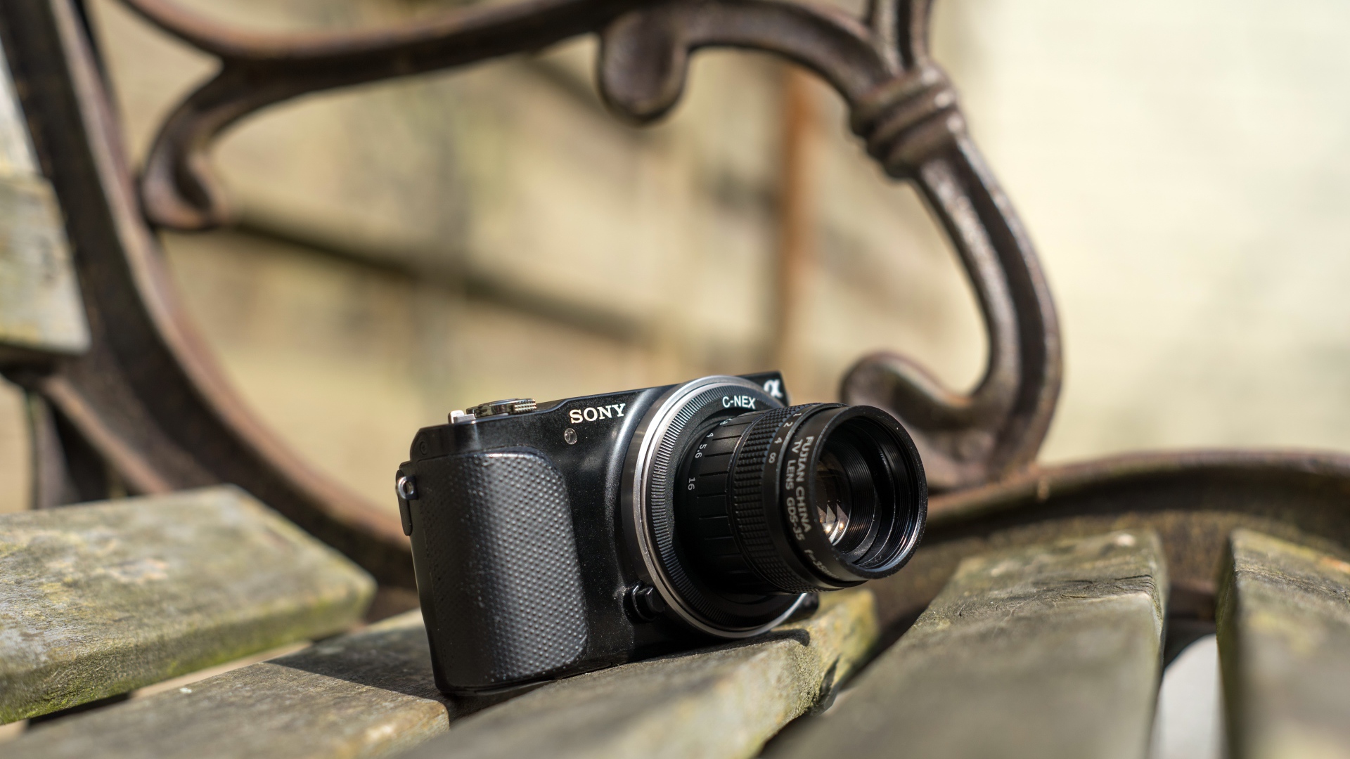 Старый фотоаппарат SONY на деревянной лавке