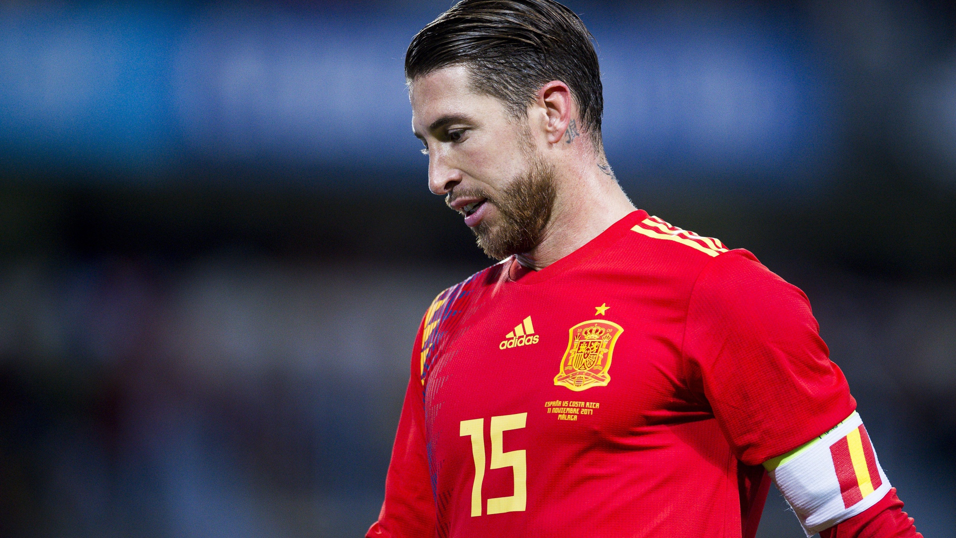 Популярный футболист Серхио Рамос на футбольном поле