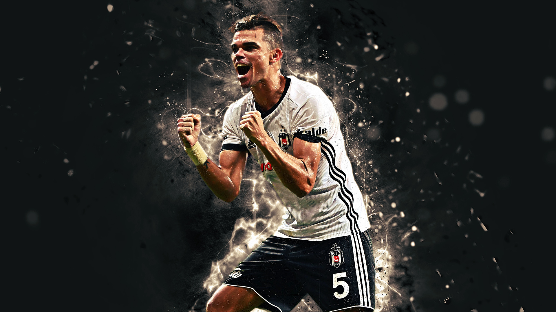 Португальский футболист Пепе радуется победе