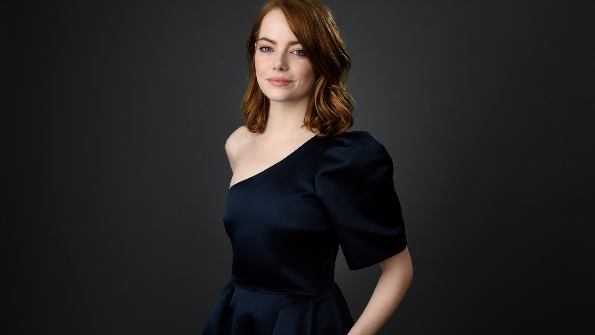 Рыжеволосая актриса Эмма Стоун в черном платье