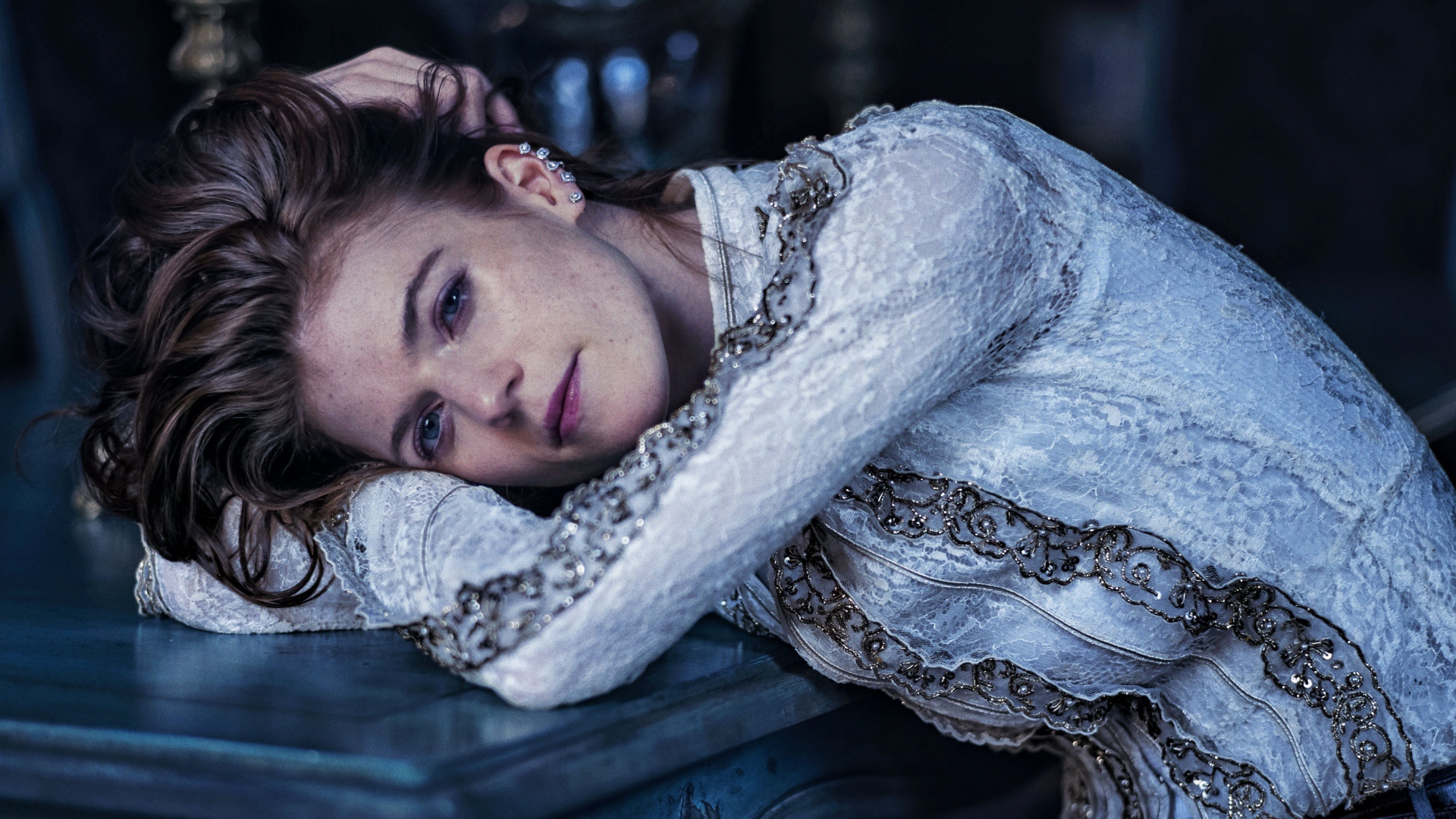 Грустная девушка, актриса Роуз Лесли