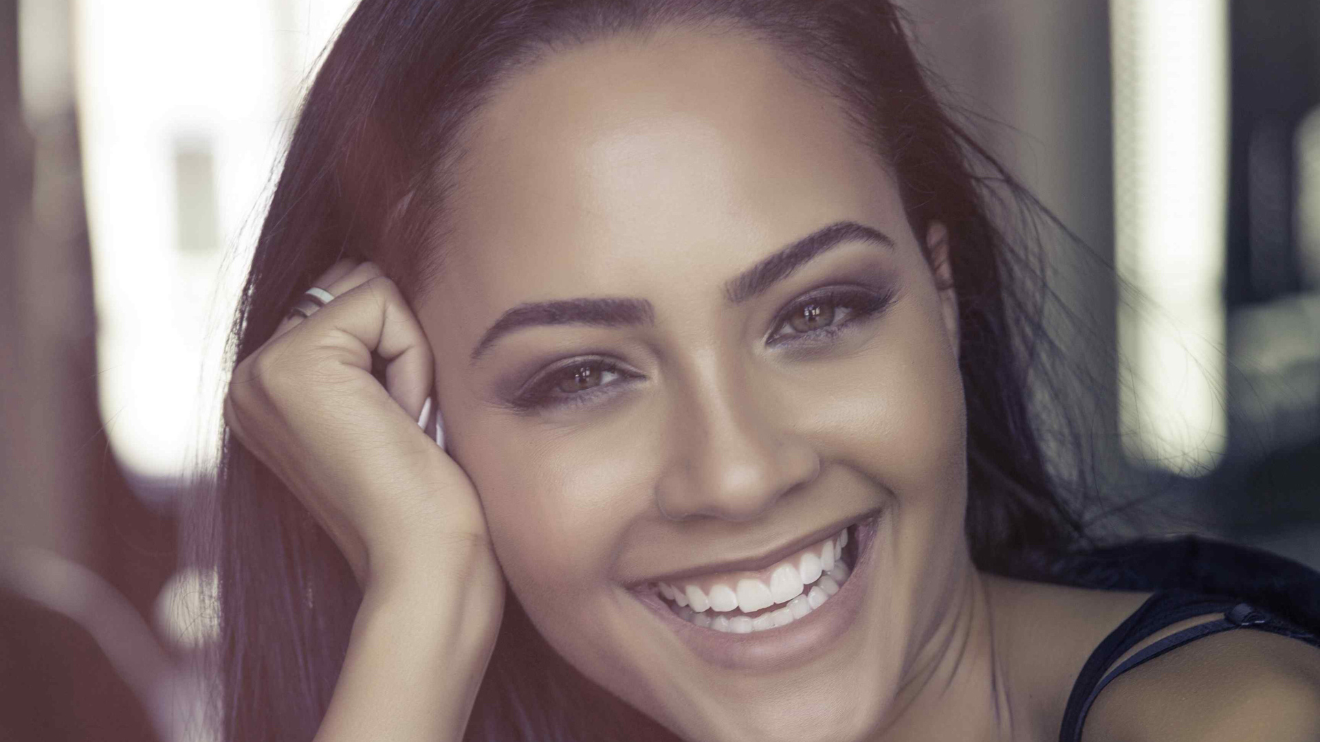 Улыбающаяся американская актриса Тристин Мэйс